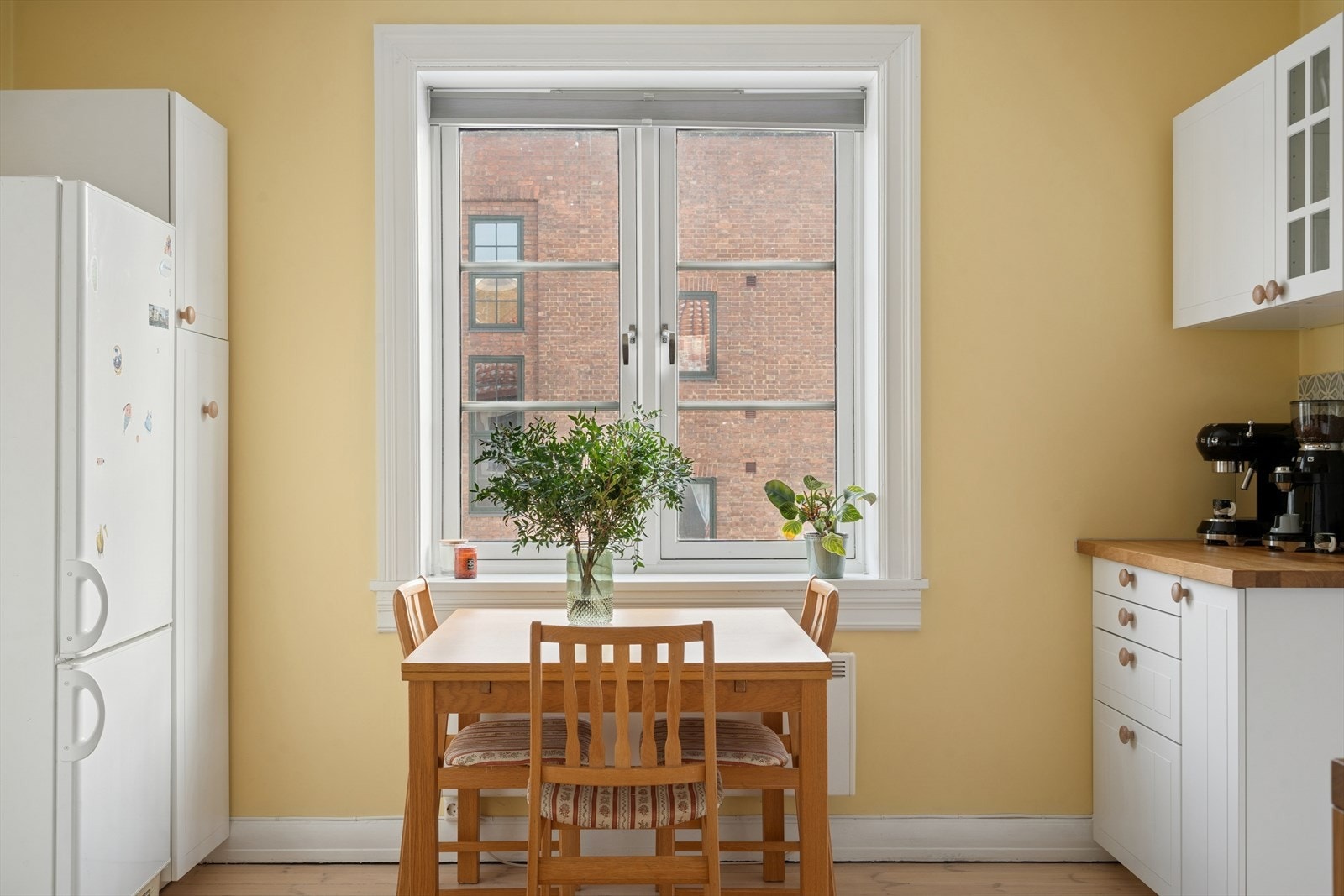 Dette er et lyst og innbydende kjøkken med rikelig lysinnslipp og god plass til spisebord for hyggelige stunder. Galleribilde