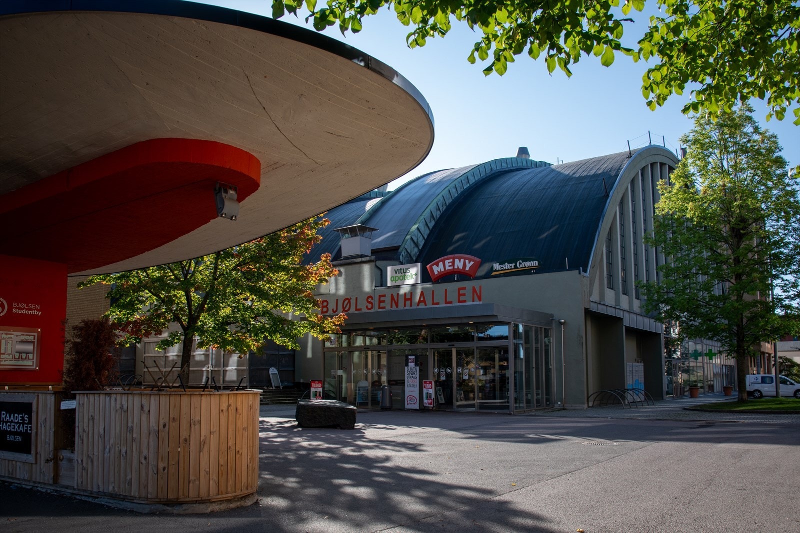 Bjølsenhallen ligger like ved leiligheten. Her finner du en meget bra meny, blomsterhandel og frisør. Galleribilde