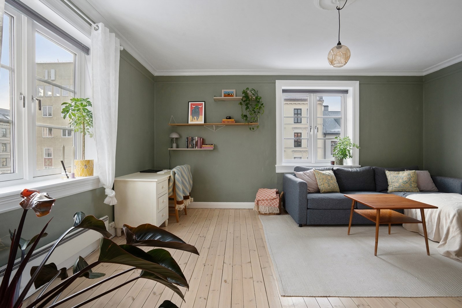 Hjørneleilighet med gode lysforhold og store rom. Leiligheten har en attraktiv tilbaketrukket beliggenhet på Bjølsen. Galleribilde