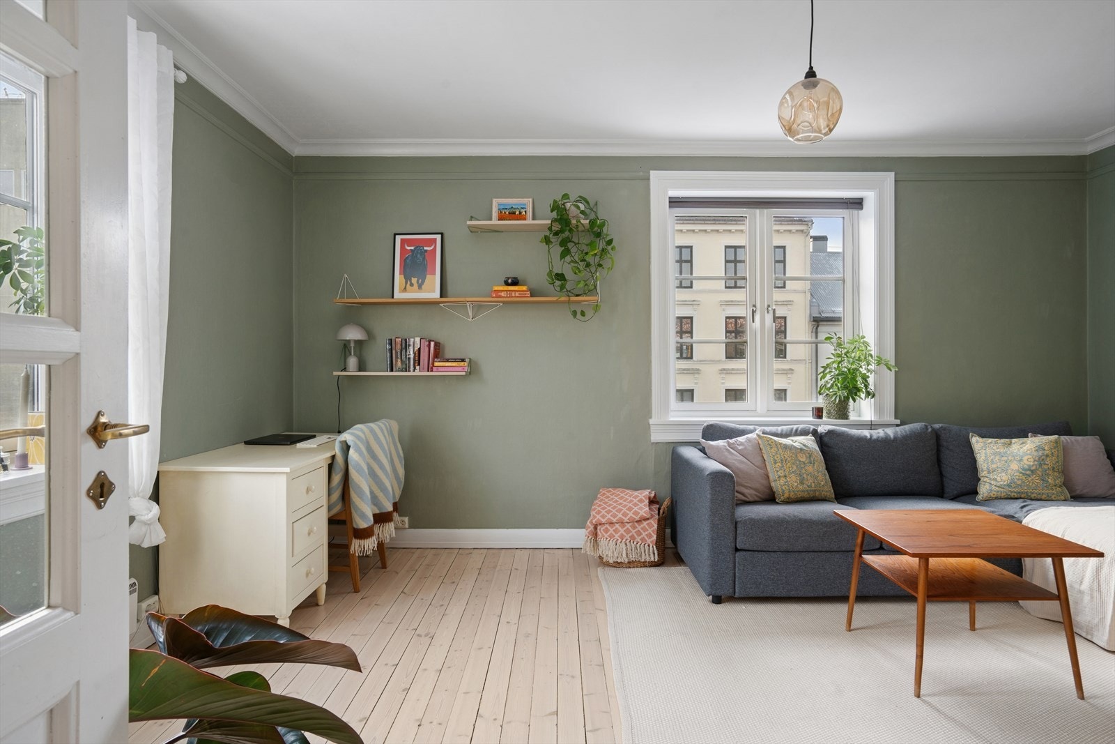 Med en stue på denne størrelsen kan man enkelt møblere etter eget ønske og møblere stuen i ulike soner. Galleribilde