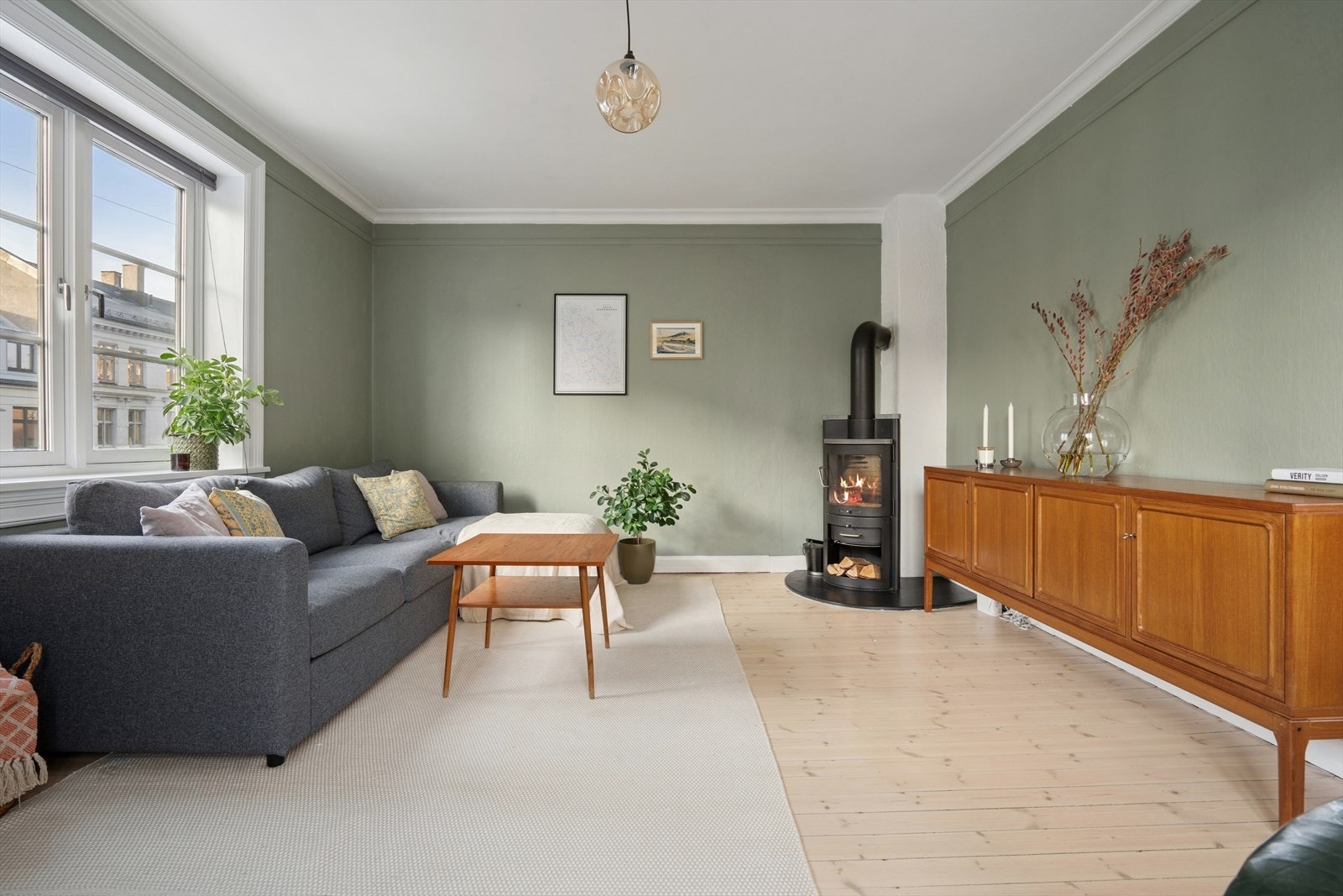 Stuen er romslig og har god plass til en hyggelig sofagruppe - her kan man nyte lange hyggelige stunder med peisen i bakgrunn. Galleribilde