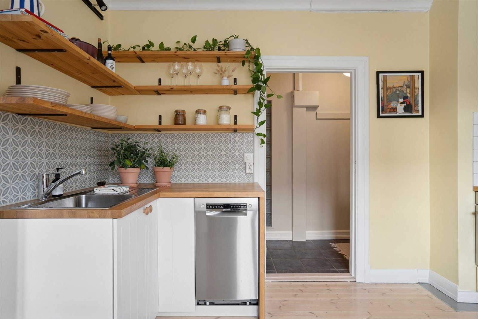 Kjøkken et er utstyrt med kjøleskap, koketopp med integrert ovn samt opplegg for oppvaskmaskin. Galleribilde