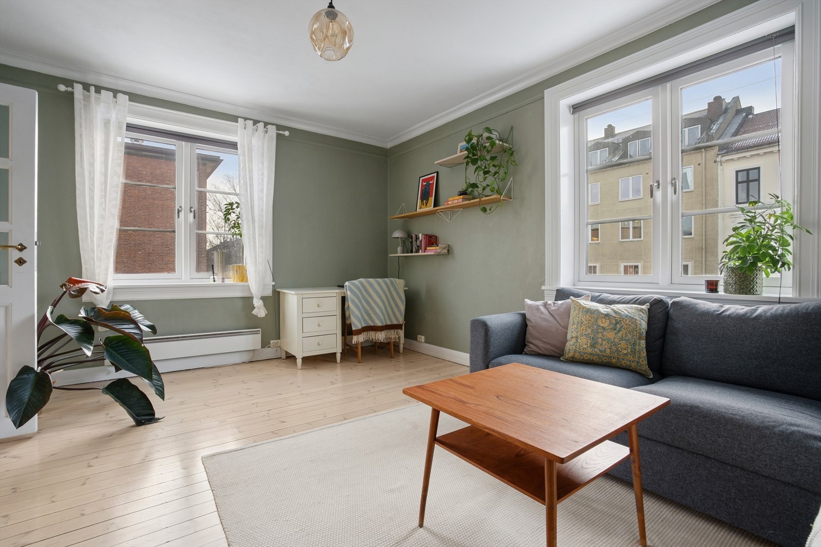 De store vindusflatene slipper inn rikelig med naturlig lys inn i rommet fra flere sider. Galleribilde