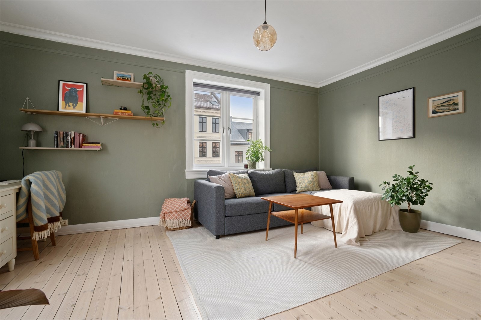 Leiligheten disponerer i tillegg felles vaskekjeller, hagebod og to felles sykkelboder. Barnevognskur er også tilgjengelig på utsiden av hver inngang. Galleribilde