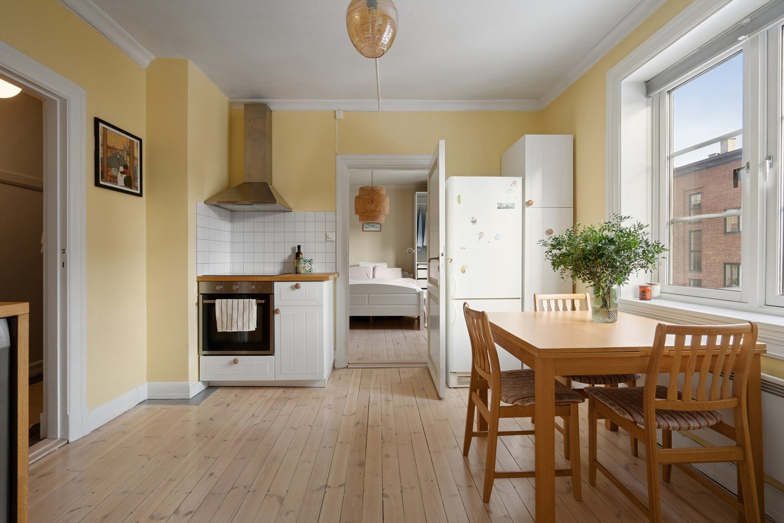 Leiligheten har et sjarmerende kjøkken hvor kjøkkenskap, benkeplate og varmtvannsbreder er nytt fra 2023. Galleribilde