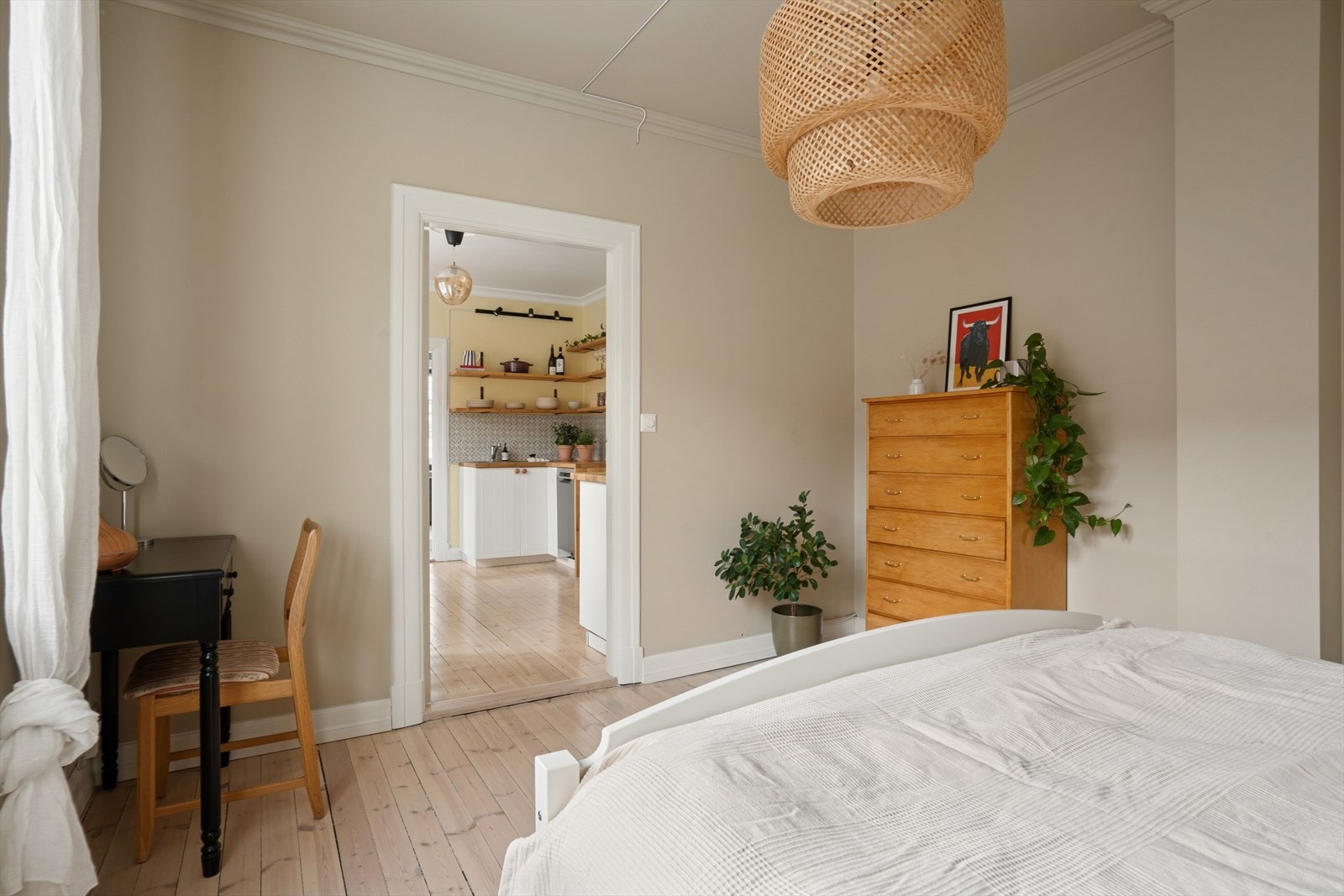 Soverom har lyse malte flater og god plass til garderobeskap og annet tilbehør. Galleribilde