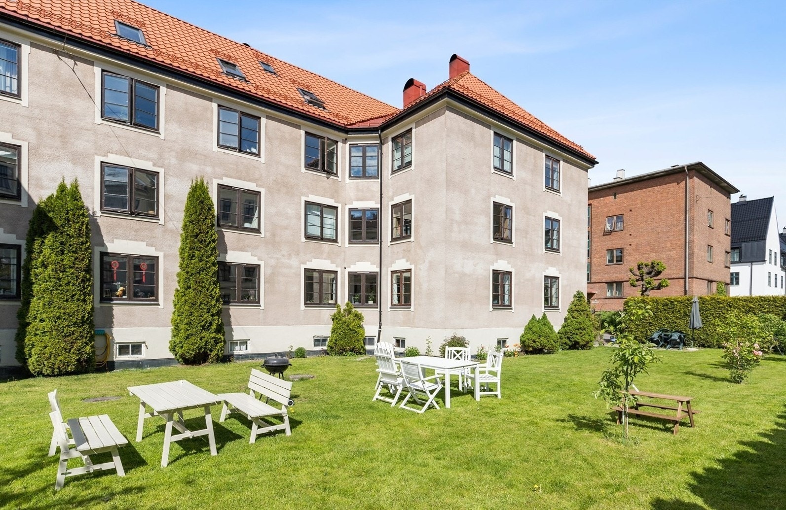 Den idylliske felleshagen byr på svært gode solforhold.
Her kan du virkelig nyte rolige, late dager - enten du vil slappe av i solen eller bare ta inn den behagelige atmosfæren. Galleribilde