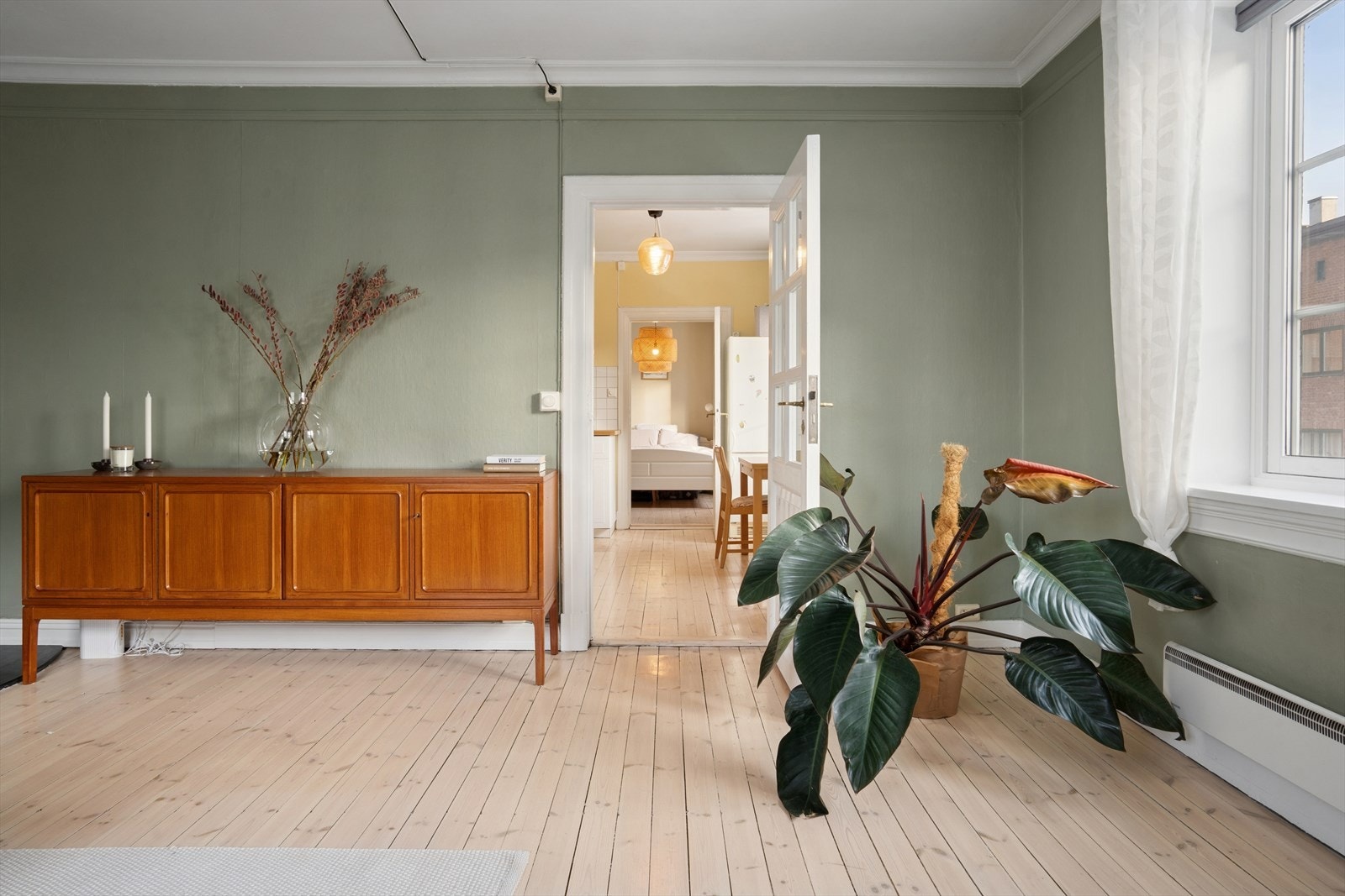 Gjennomgående i hele leiligheten er det klassiske tregulv og god takhøyde på 2,56 m. Galleribilde