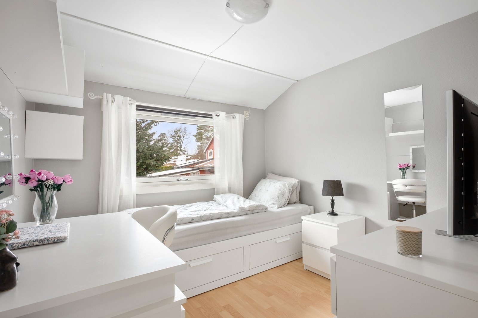 Det er ca. 3 min gange til Solliskogen barnehage og ca. 9 min gange til Øreåsen skole. Galleribilde