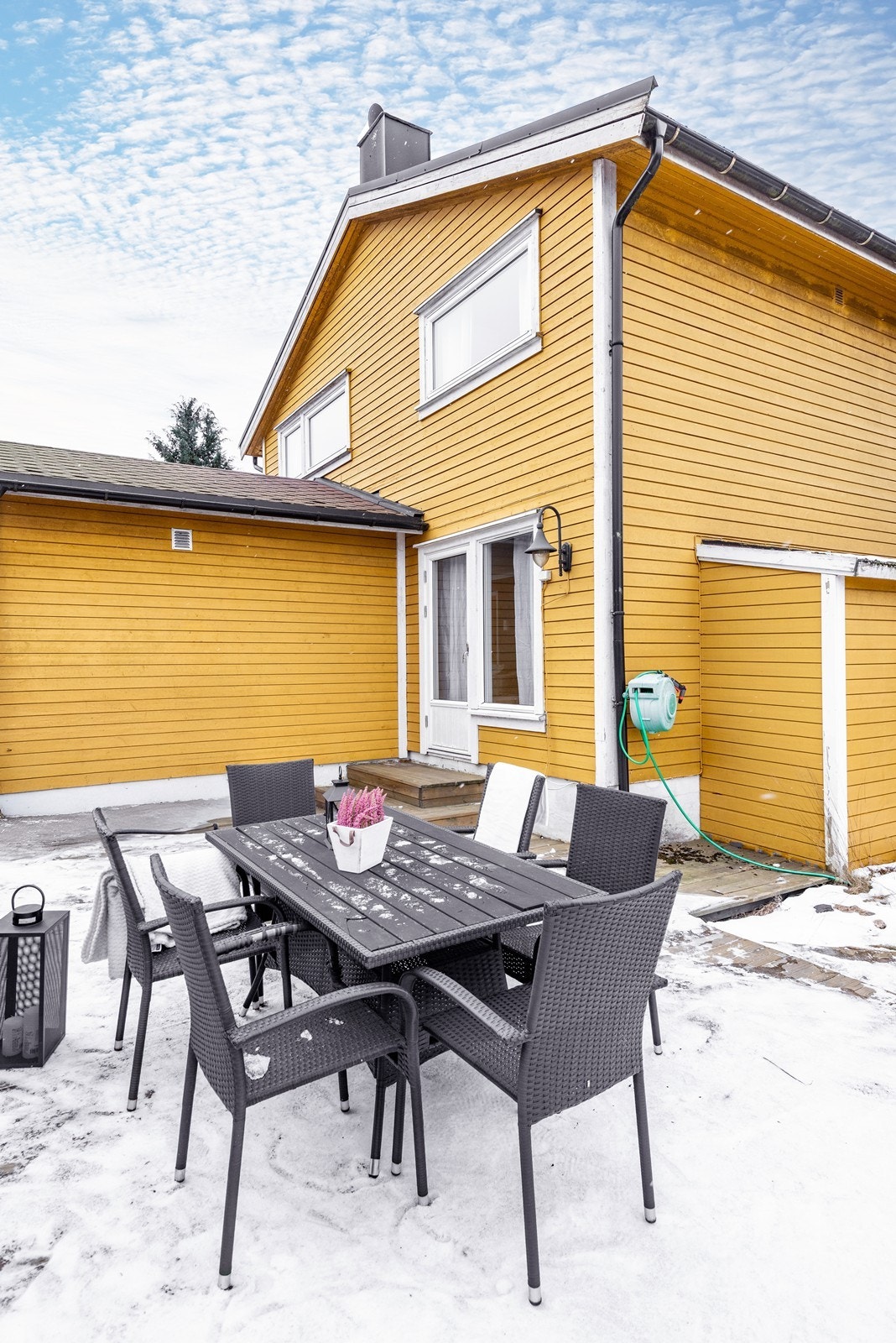 Terrasse på 12 kvm ved inngangspartiet og romslig terrasse på 45 kvm i tilknytning til stuen. I tillegg to utvendige boder på henholdsvis 2 og 3 kvm. Galleribilde