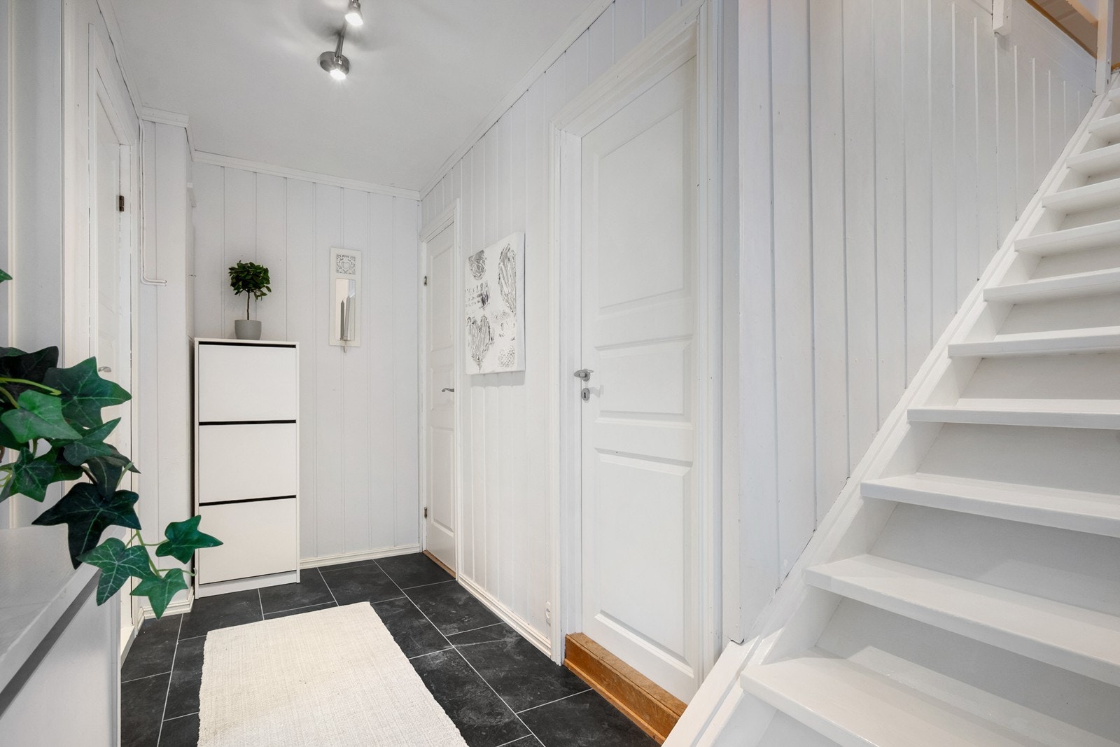 Gangen har adkomst til entré, bod, separat toalettrom og vaskerom. Galleribilde