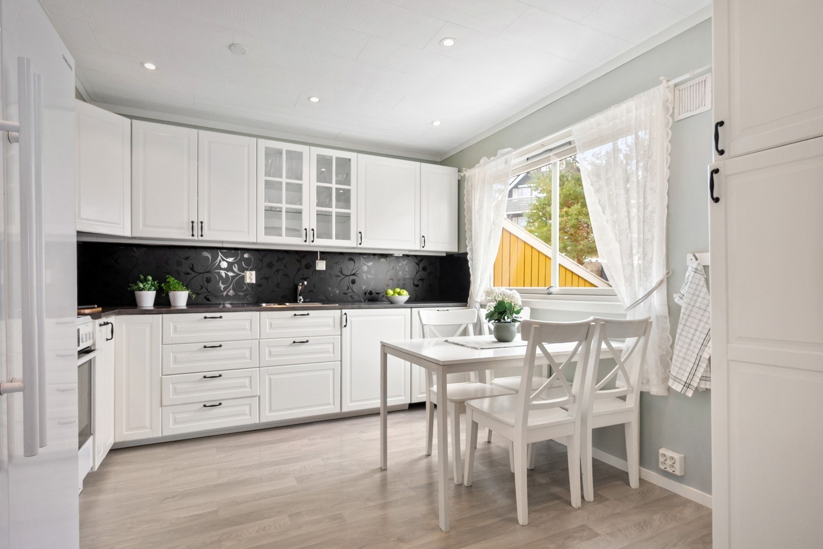 Kjøkkenet ble pusset opp i 2017 og fremstår stilrent og innbydende, med downlights i taket som gir behagelig belysning. Galleribilde