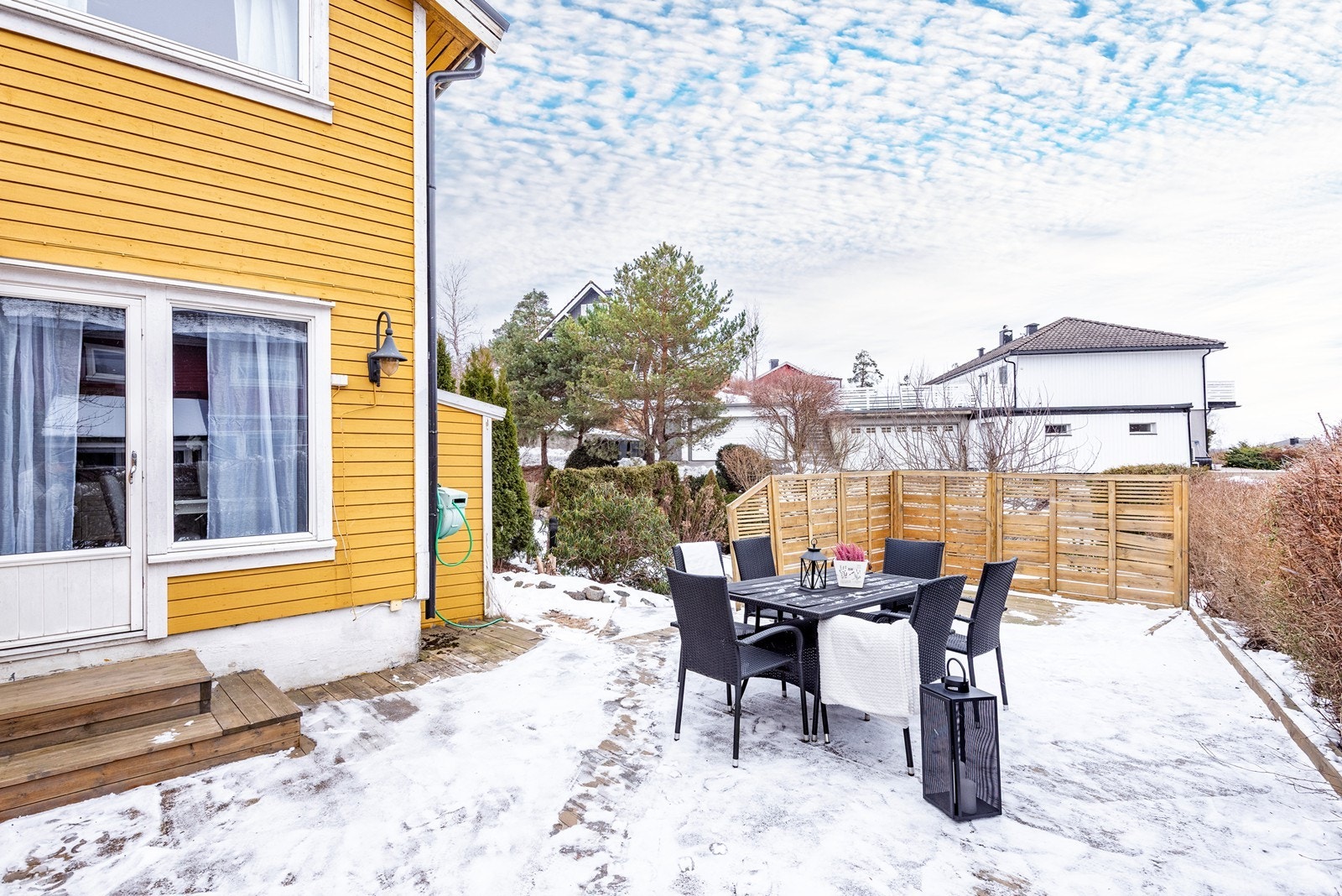 Terrassene byr på gode solforhold igjennom hele dagen og er perfekt for lange sommerdager, sosiale sammenkomster og rolige stunder i solen. Galleribilde