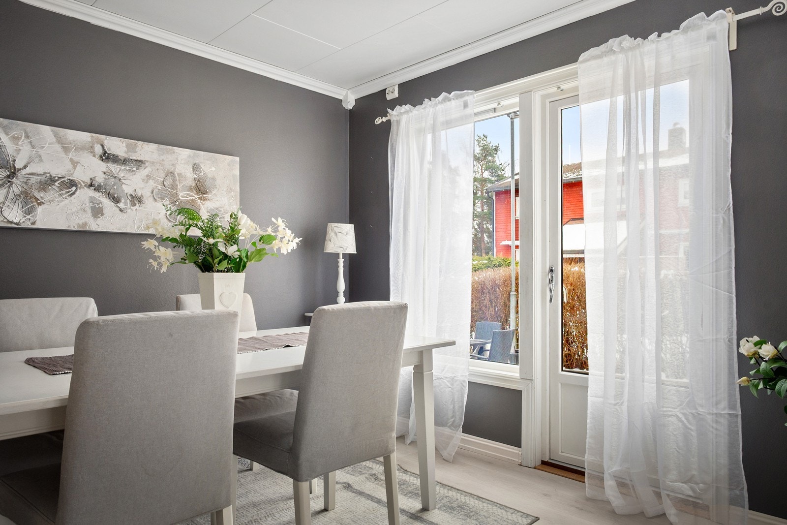 Fra stuen er det direkte utgang via verandadør med stort glassfelt til en romslig terrasse på hele 45 kvm - et herlig uterom med god plass til både spisebord, loungegruppe og hyggelige sammenkomster med familie og venner. Galleribilde