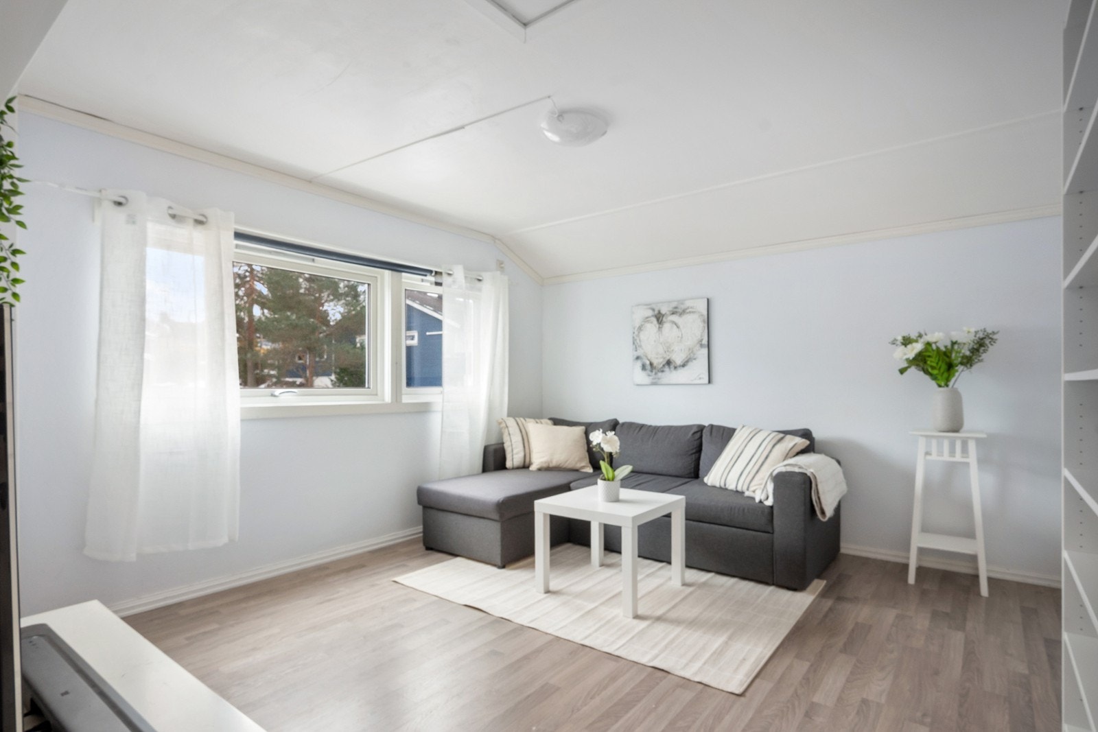 Ett av soverommene er i dag innredet som en ekstra stue. For de som ikke har behov for fem soverom, gir rommet flere alternative bruksområder, som TV-stue, hobbyrom eller hjemmekontor. Galleribilde