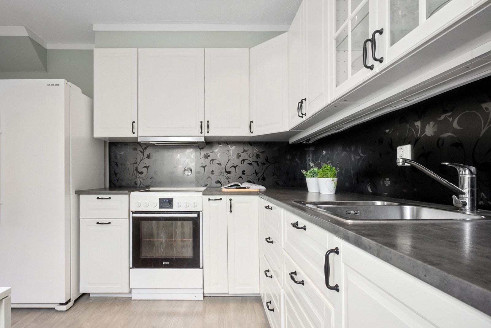 Hvitevarene består av komfyr, oppvaskmaskin og kjøl- og fryseskap som medfølger boligen. Galleribilde