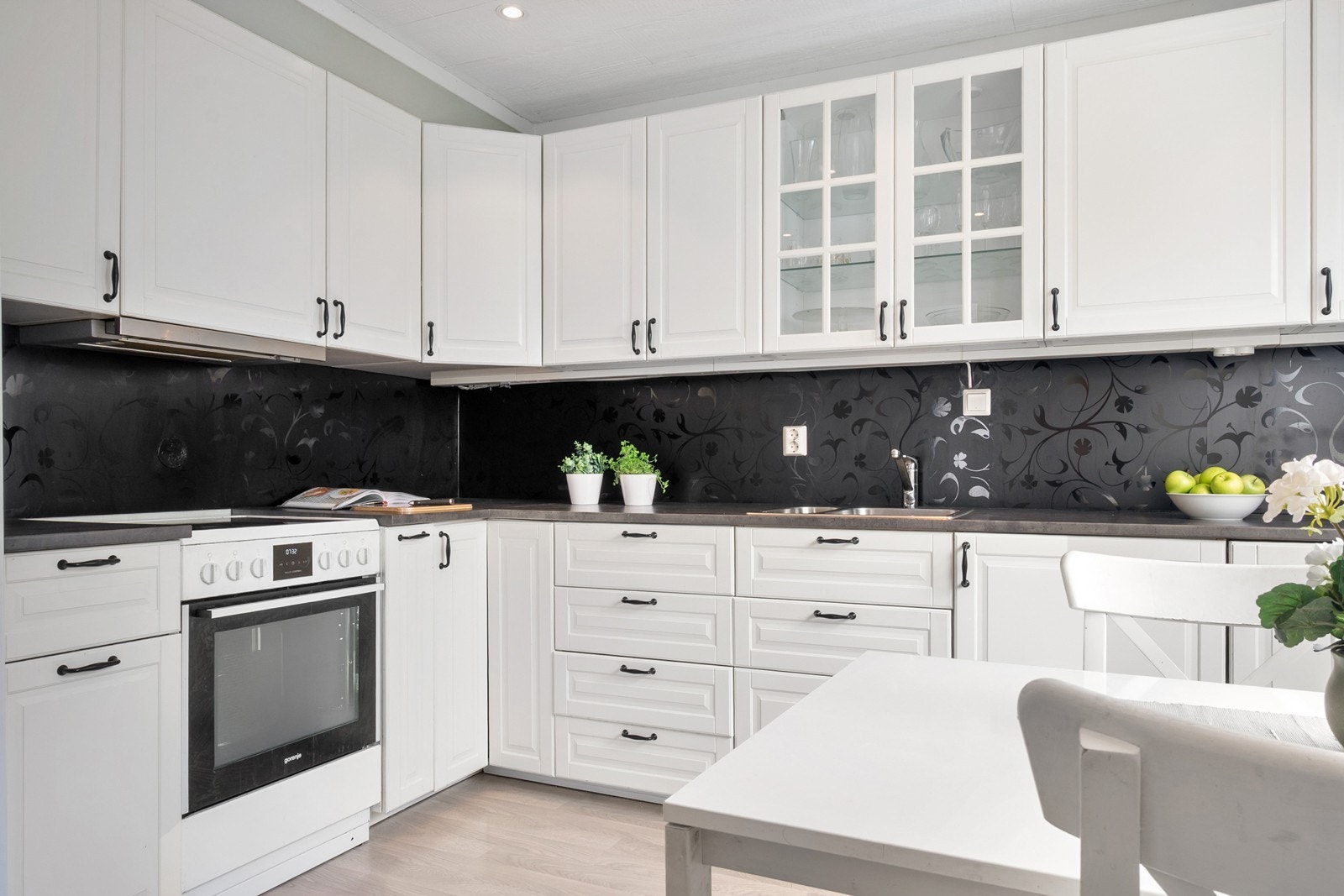 Her får du god arbeidsflate i en funksjonell L-formet innredning, samt plass til frokostbord - perfekt for rolige morgenstunder eller kaffebesøk. Galleribilde