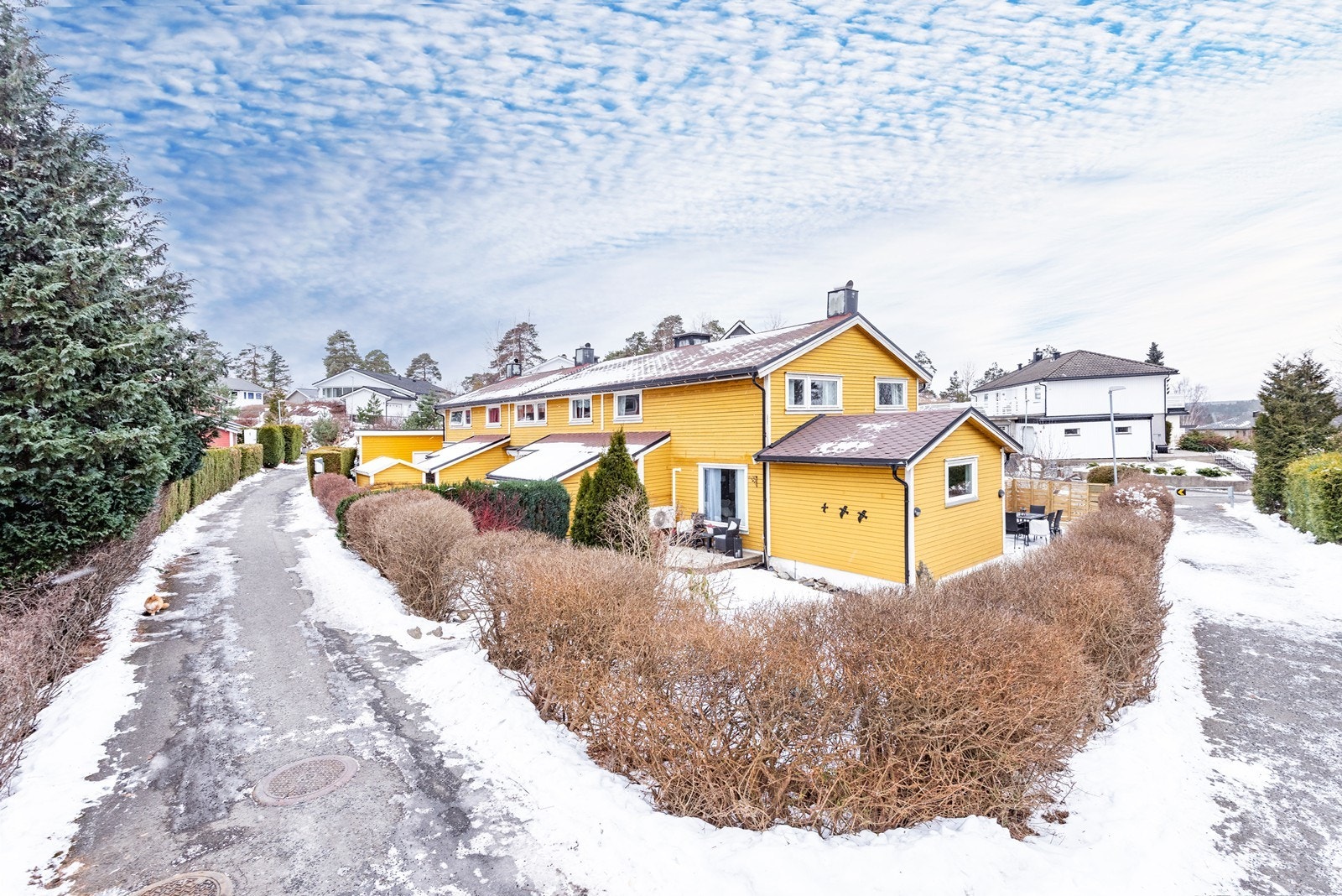 Rekkehuset har enkel adkomst via interne asfalterte stikkveier fra parkeringsplass eller garasjeanlegg. Galleribilde