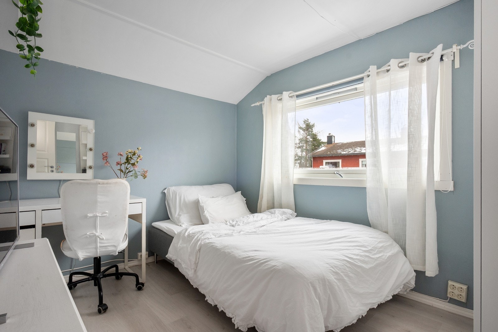 Alle soverommene i 2. etasje har plass til seng og ønsket garderobeløsning. Galleribilde