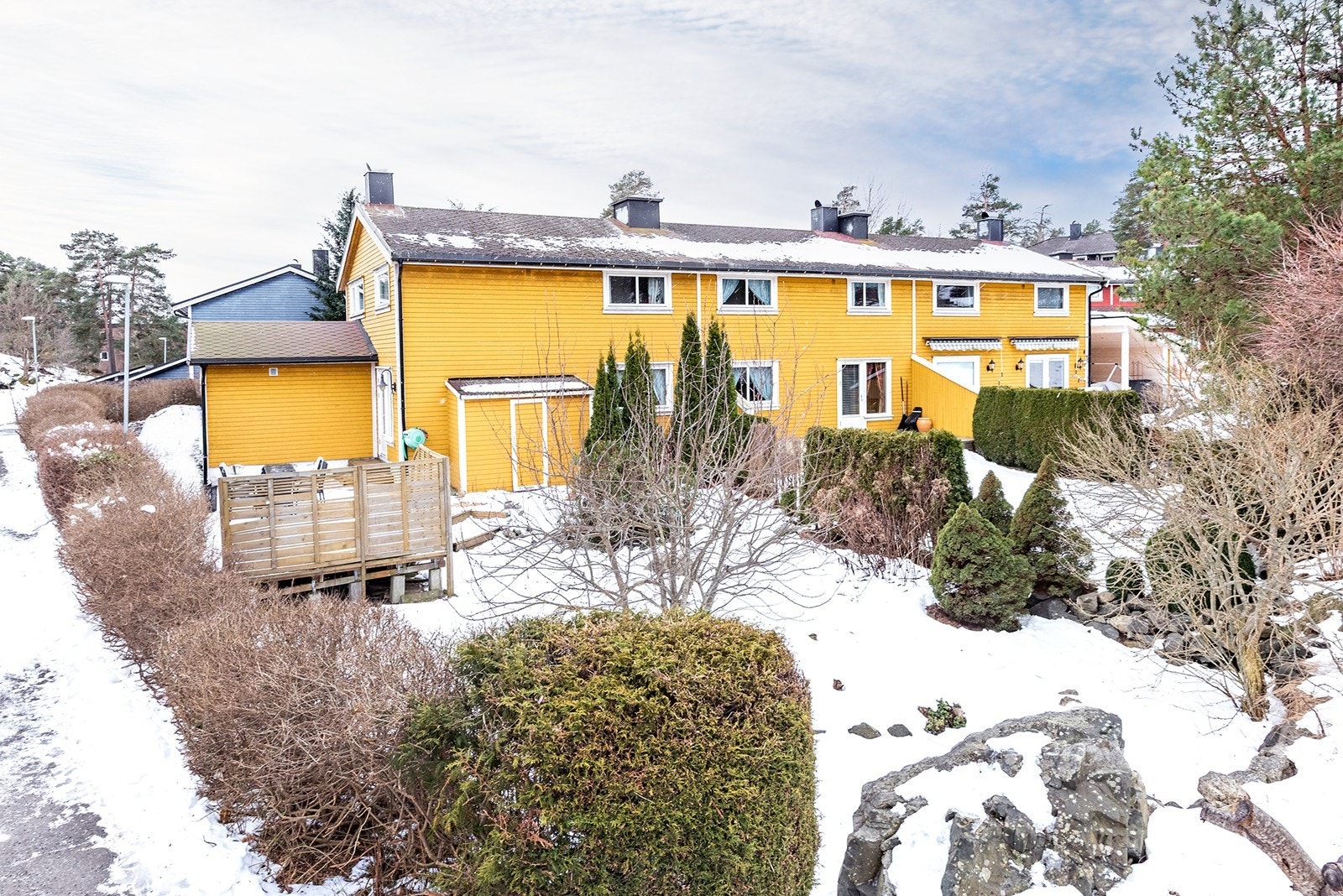 Hagen er pent omkranset av hekk og opparbeidet med gressplen og variert beplantning bestående av busker og trær. Galleribilde