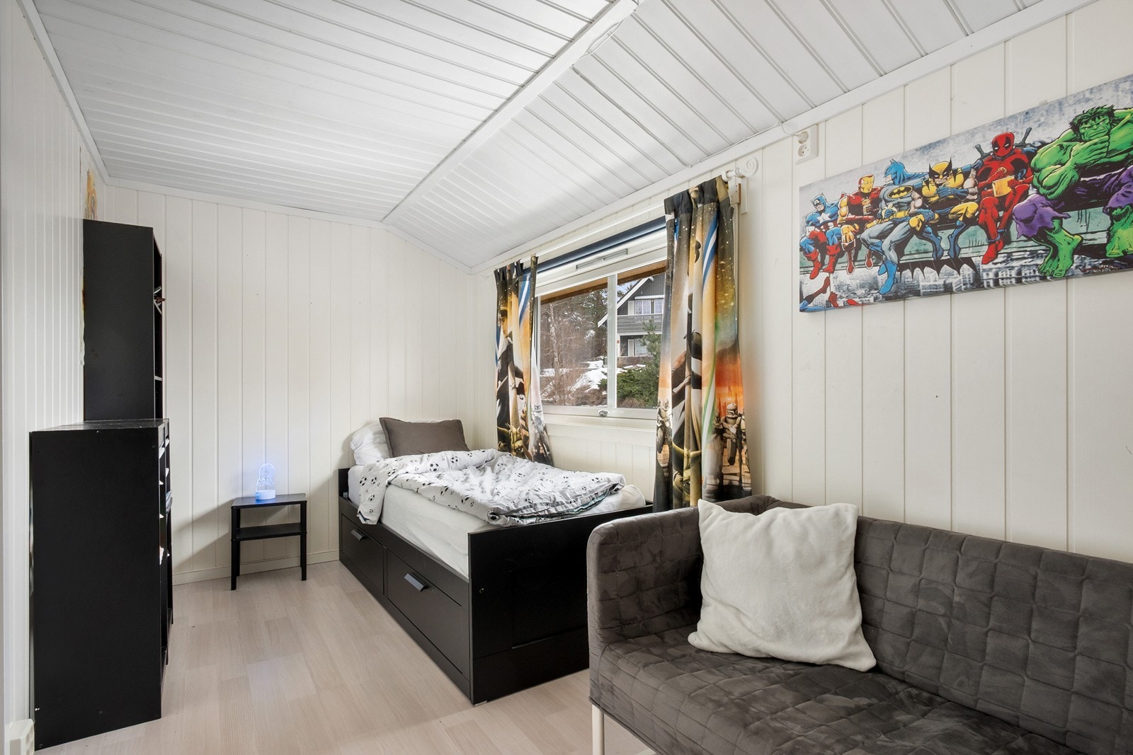 Det ble lagt nye gulv i perioden 2016-2023 i alle rom, med unntak av trappegangen i andre etasje og vaskerom/toalettrom. Galleribilde