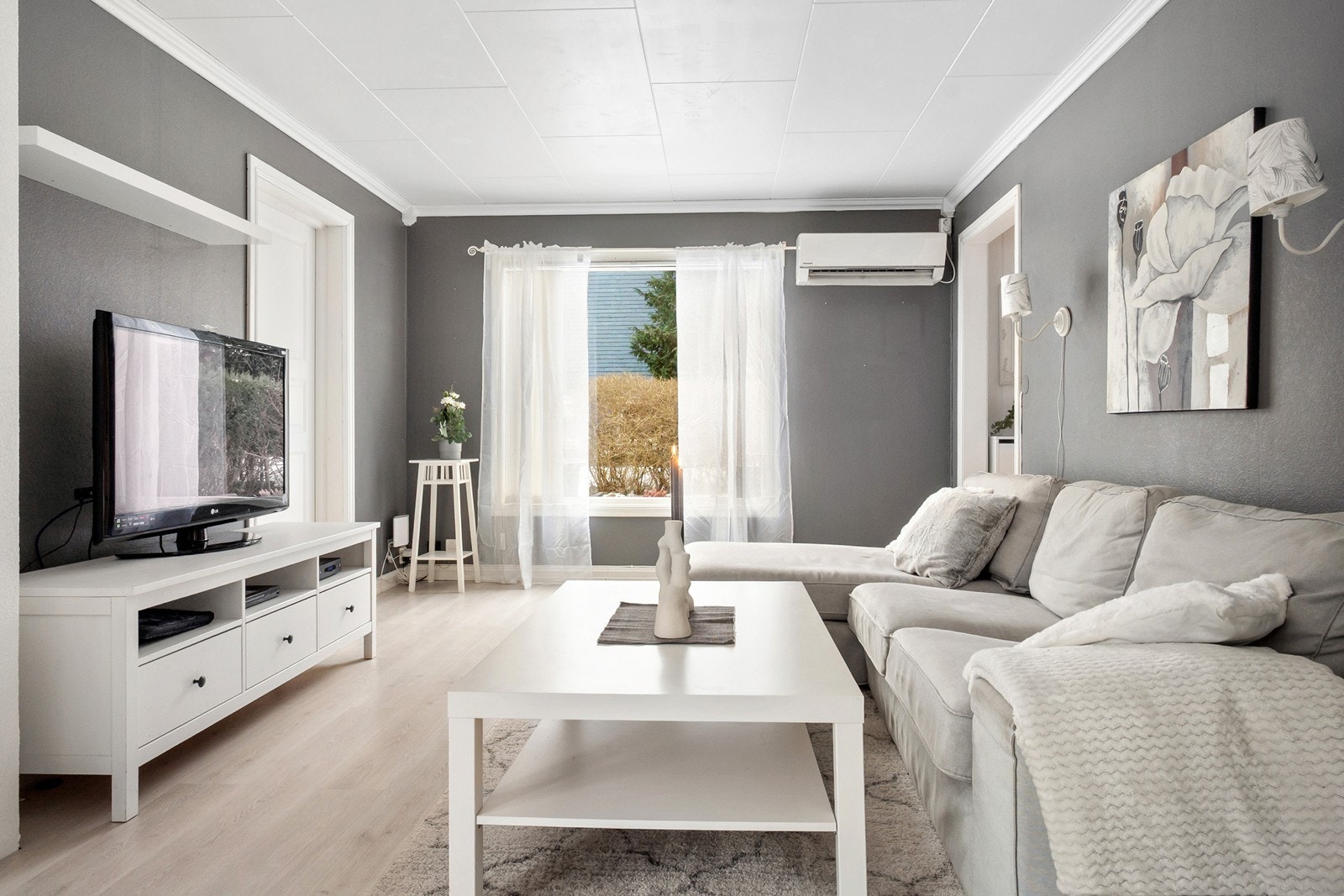 Varmepumpen i stuen sørger for behagelig oppvarming hele året. Denne ble installert i 2015. Galleribilde