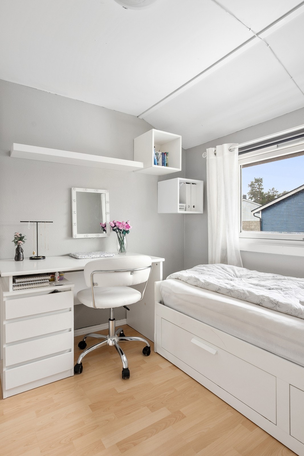 Det er bussholdeplass på Øreåsen, ca 2 min gange. Galleribilde