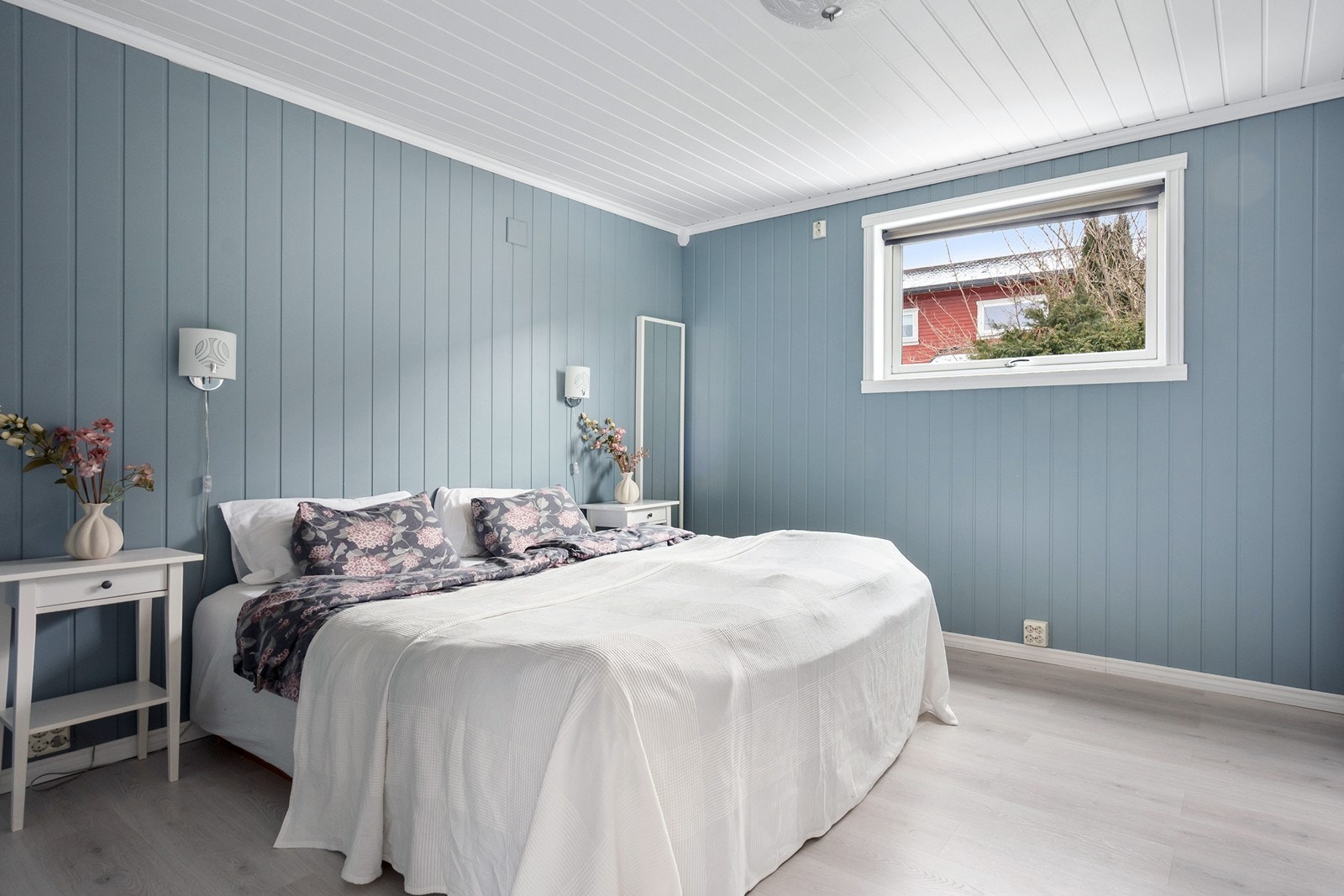 Boligen byr på hele fem soverom, noe som gir stor fleksibilitet. Fire av soverommene ligger i andre etasje, mens hovedsoverommet har direkte adkomst fra stuen i første etasje. Galleribilde