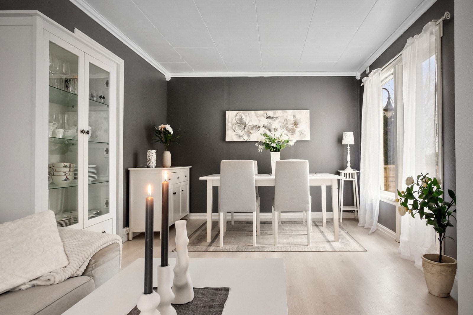 Alle lettvegger i stuen ble oppgradert med ny gips, tapetsert og malt i 2016. Det ble samtidig installert nye stikkontakter i stuen. Galleribilde