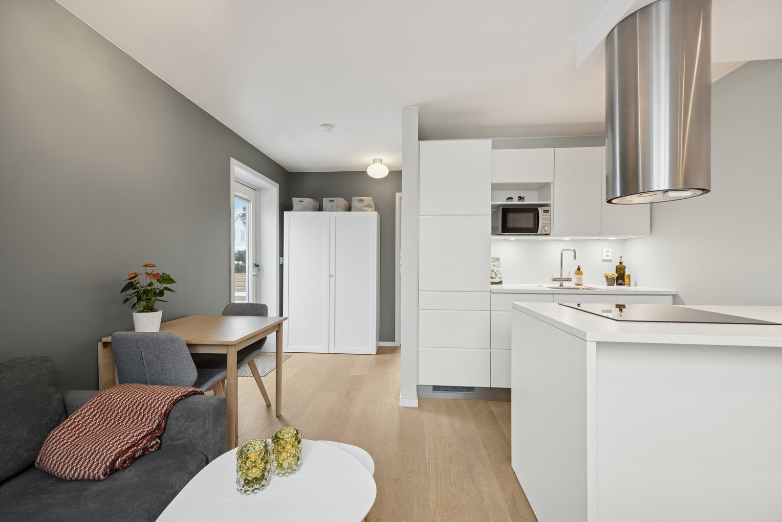 Kjøkken med åpen stueløsning. Plass til et lite spisebord i tilknytning til kjøkkenet. Galleribilde