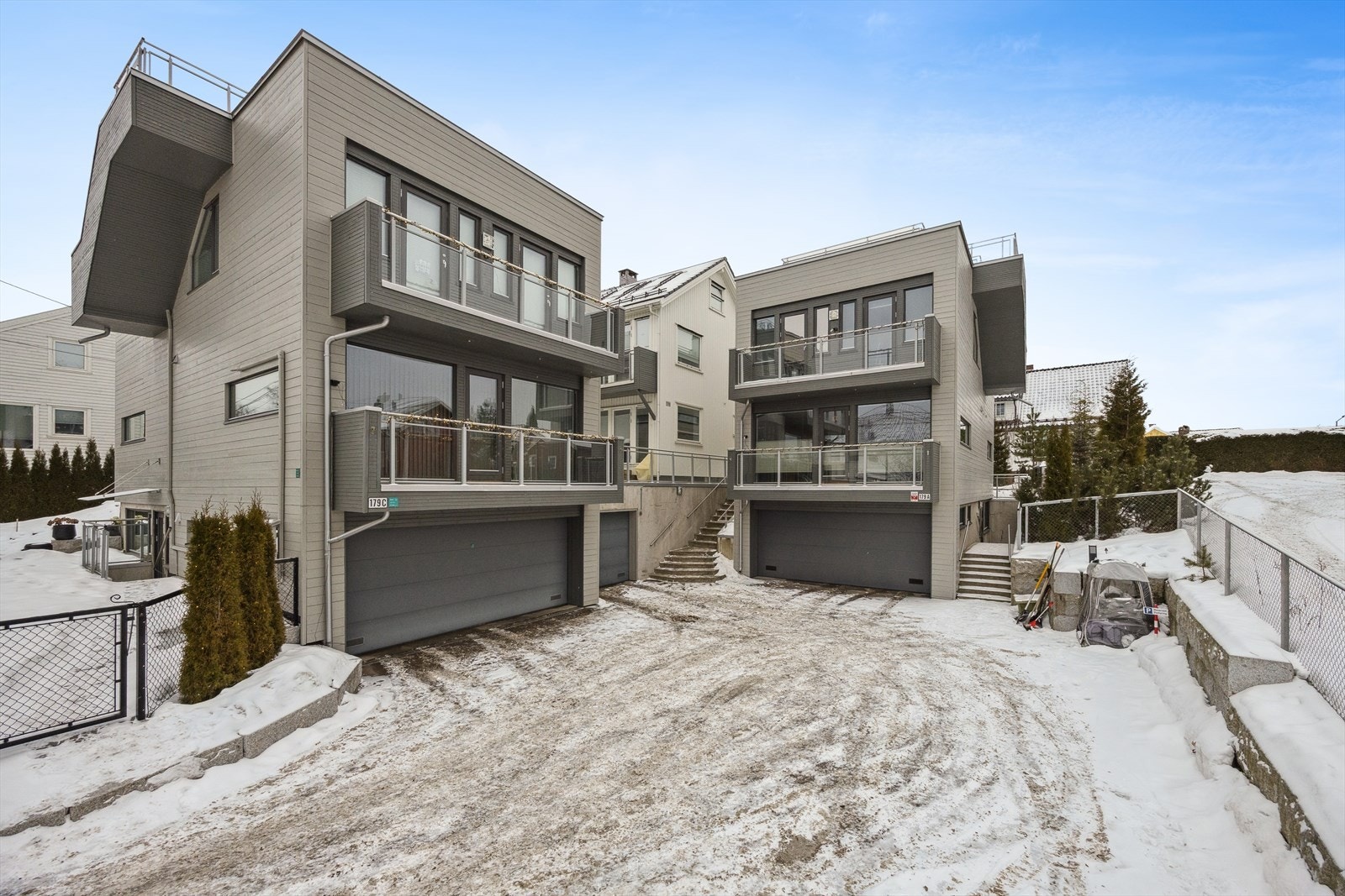 Parkeringsplass på fellesareal følger med. Velkommen på visning! Galleribilde