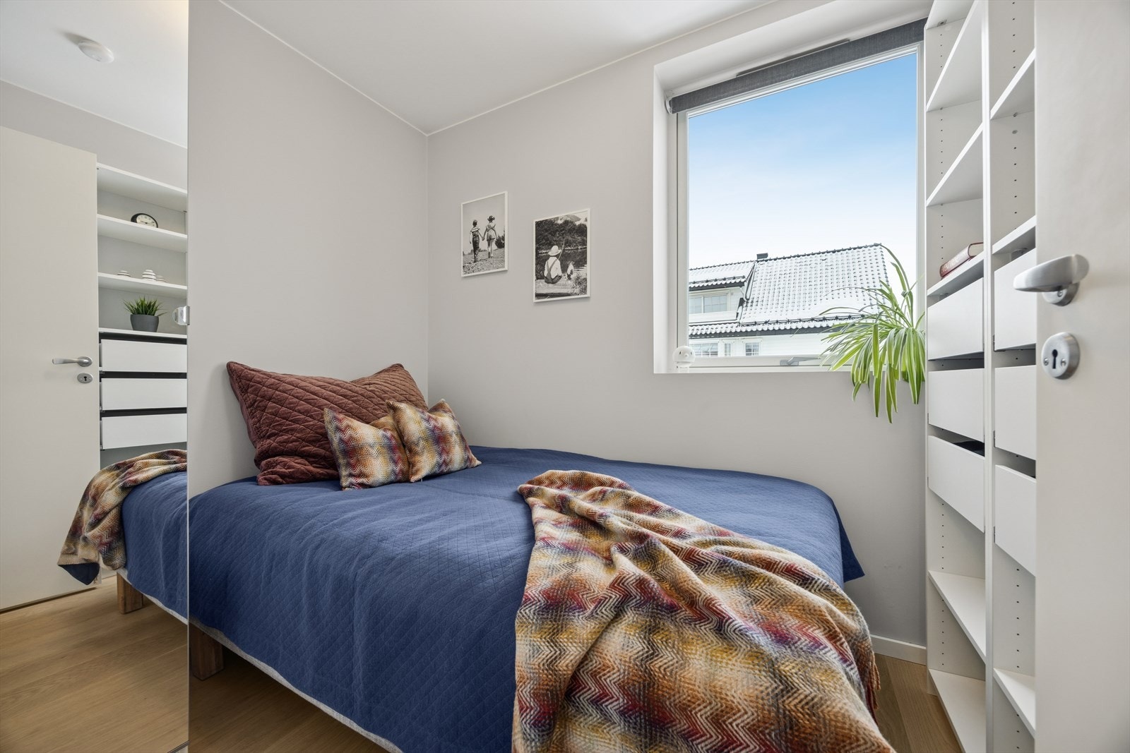 Lyst og fint soverom med plass til seng og skap. Galleribilde