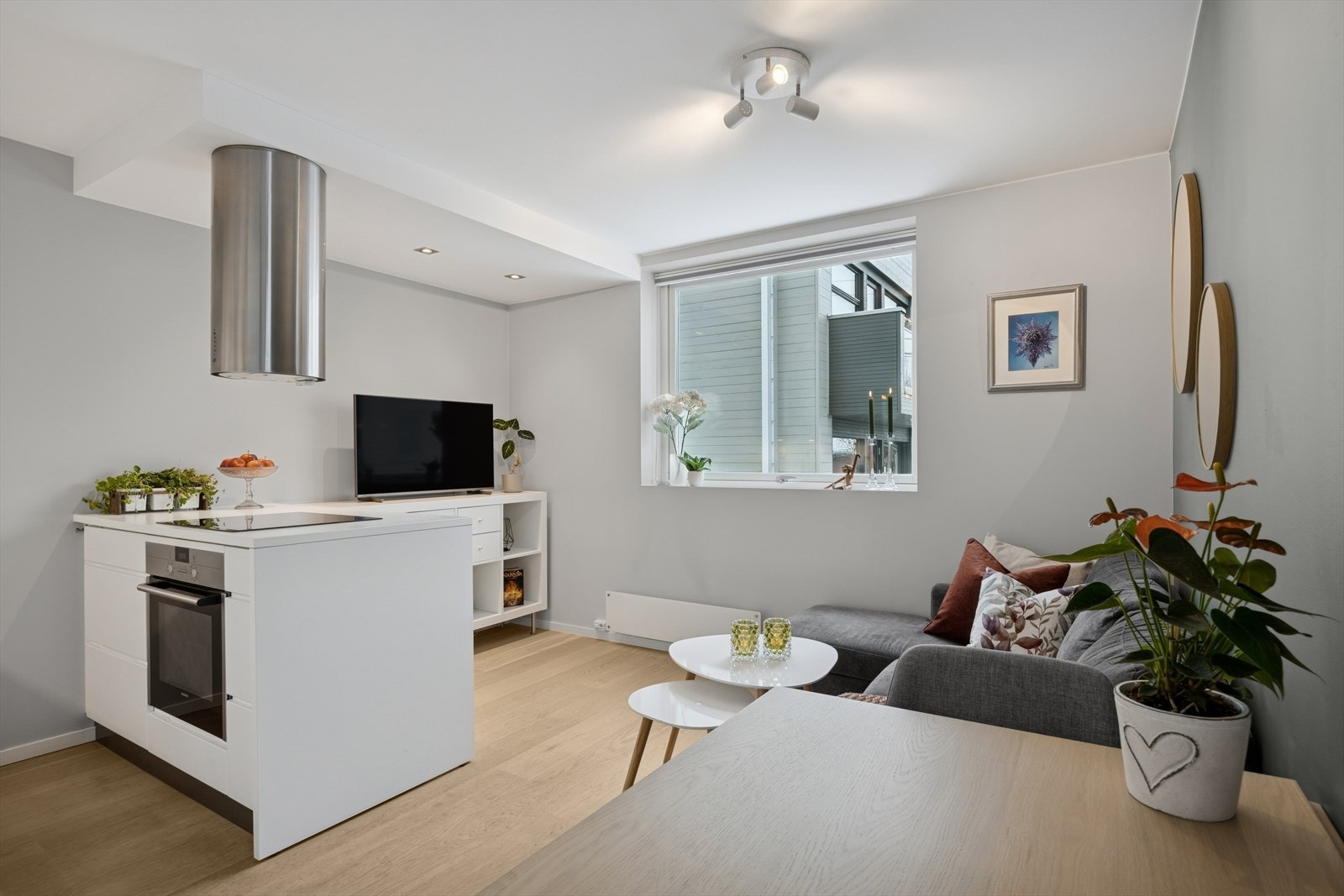 Leiligheten har en arealeffektiv planløsning med gode møbleringsmuligheter. Pen enstavs eikeparkett på gulv.
Stort vindu med plissegardin. Galleribilde