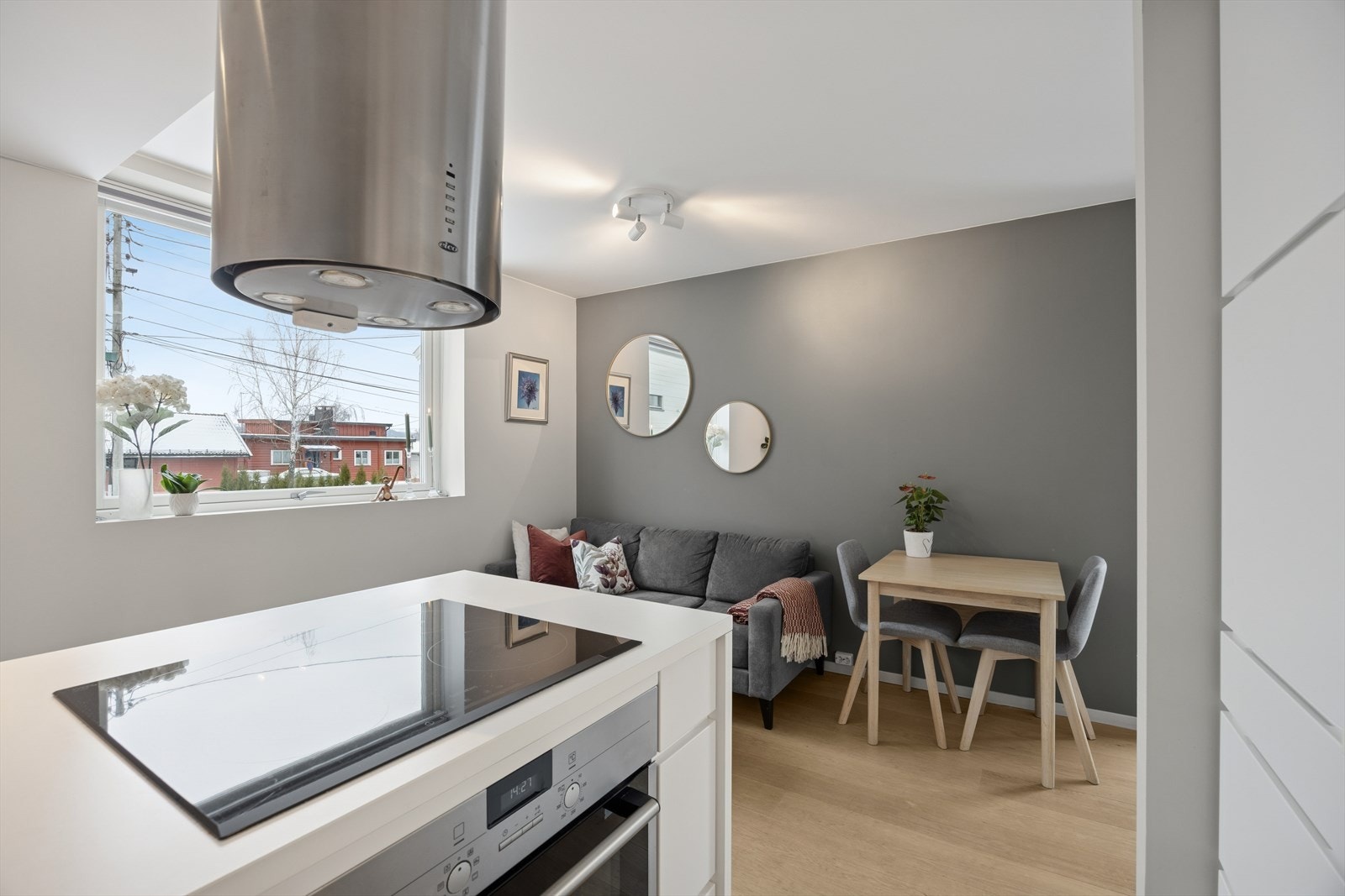 Utsikten kan nytes mens man lager mat. Plissegardin på vindu som kan reguleres. Galleribilde