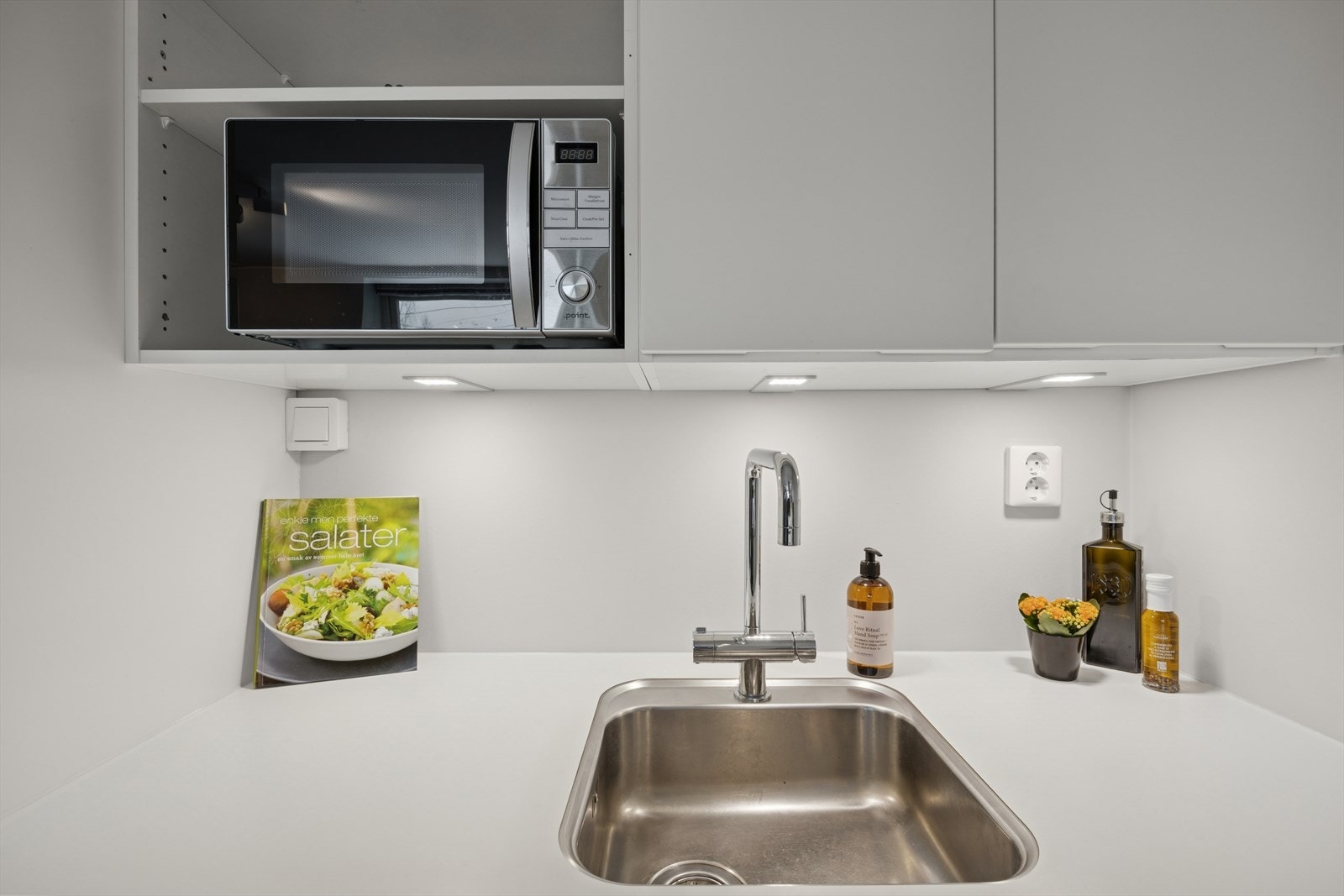 Lekkert stilrent kjøkken fra KVIK i 2015 med god oppbevaring og gode løsninger. Galleribilde