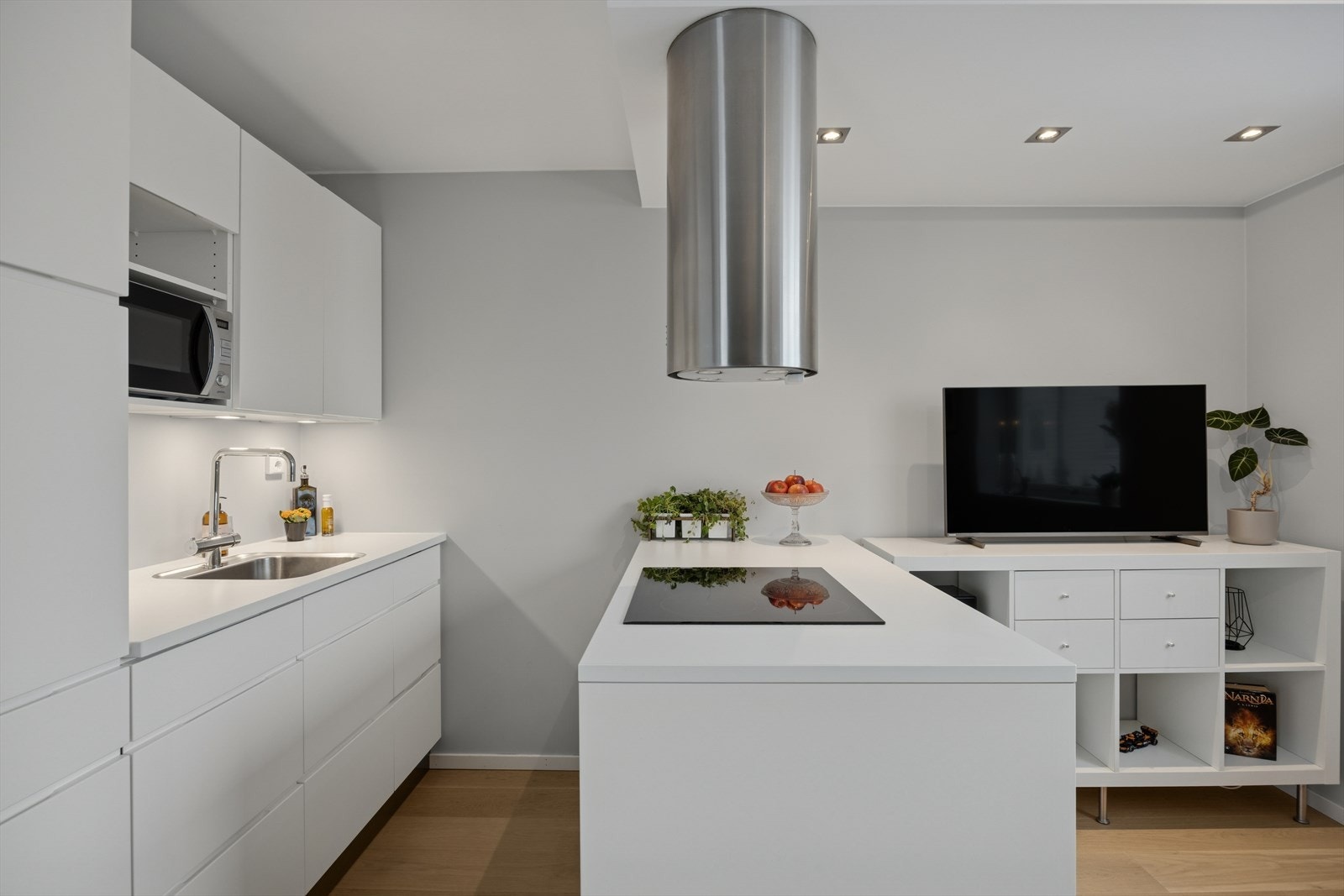 Moderne kjøkkeninnredning fra Kvik med malte slette fronter og laminat benkeplate. Galleribilde