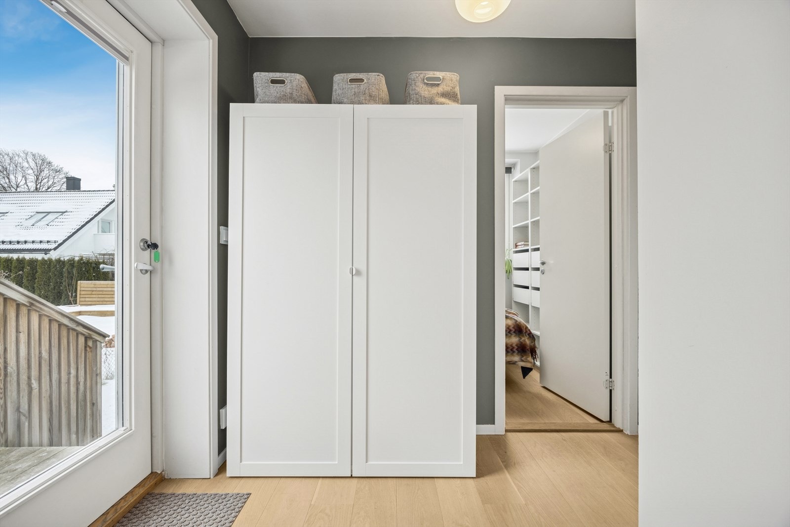 Velkommen inn. I entréen er det plass til praktisk garderobeskap for oppbevaring av yttertøy.
Plass også til eks. kurver ovenpå. Galleribilde