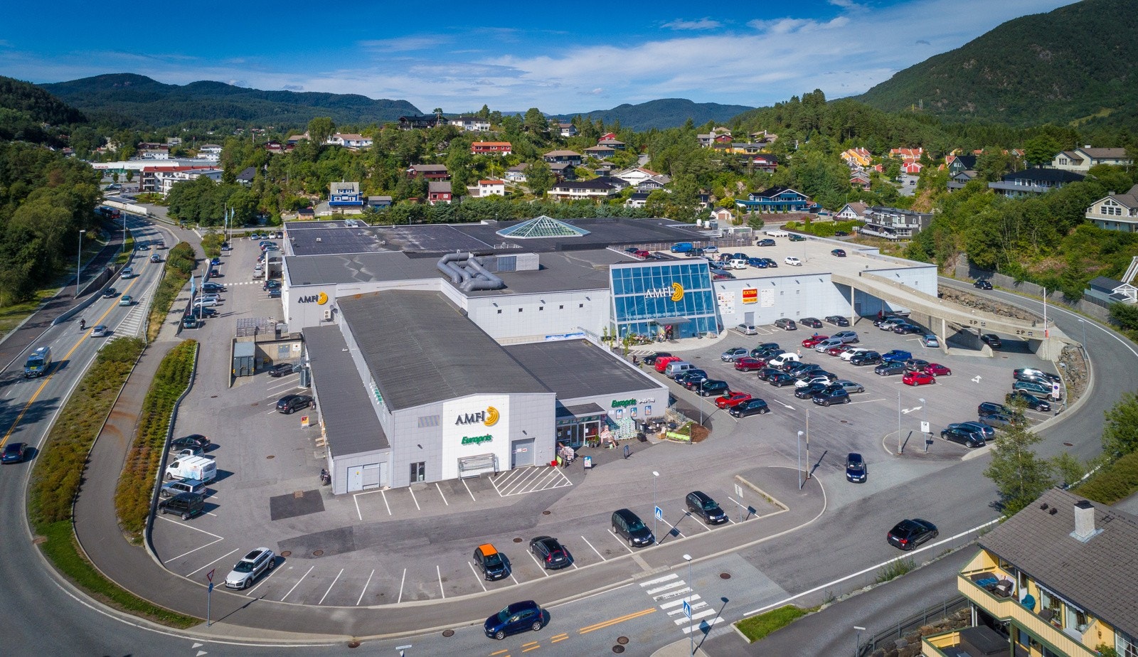 Det er bare 1 km til kjøpesenteret Thon Senter Os (tidligere Amfi Os) Galleribilde