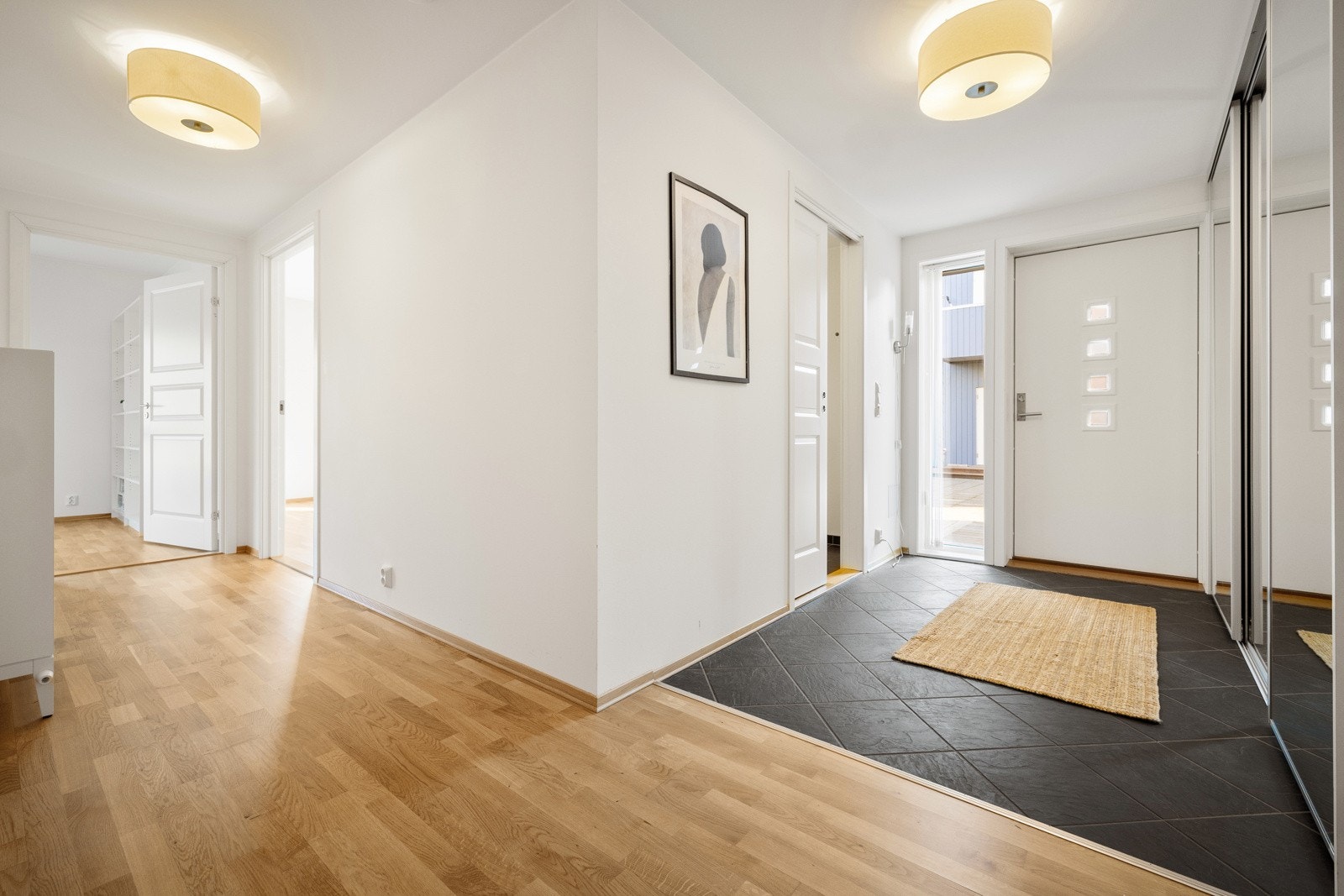 Videre inn mot stue og gang. 3 soverom og 2 bad / wc Galleribilde