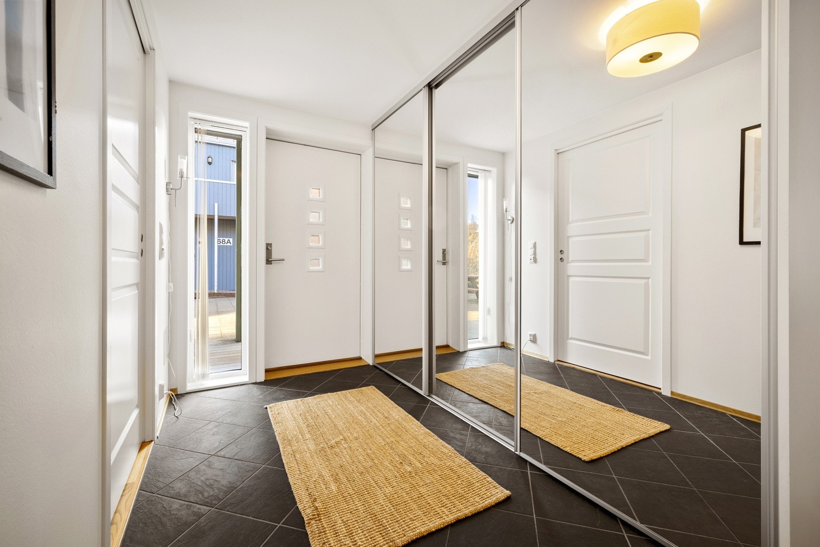 Velkommen inn, god plass med garderobeskap. Galleribilde