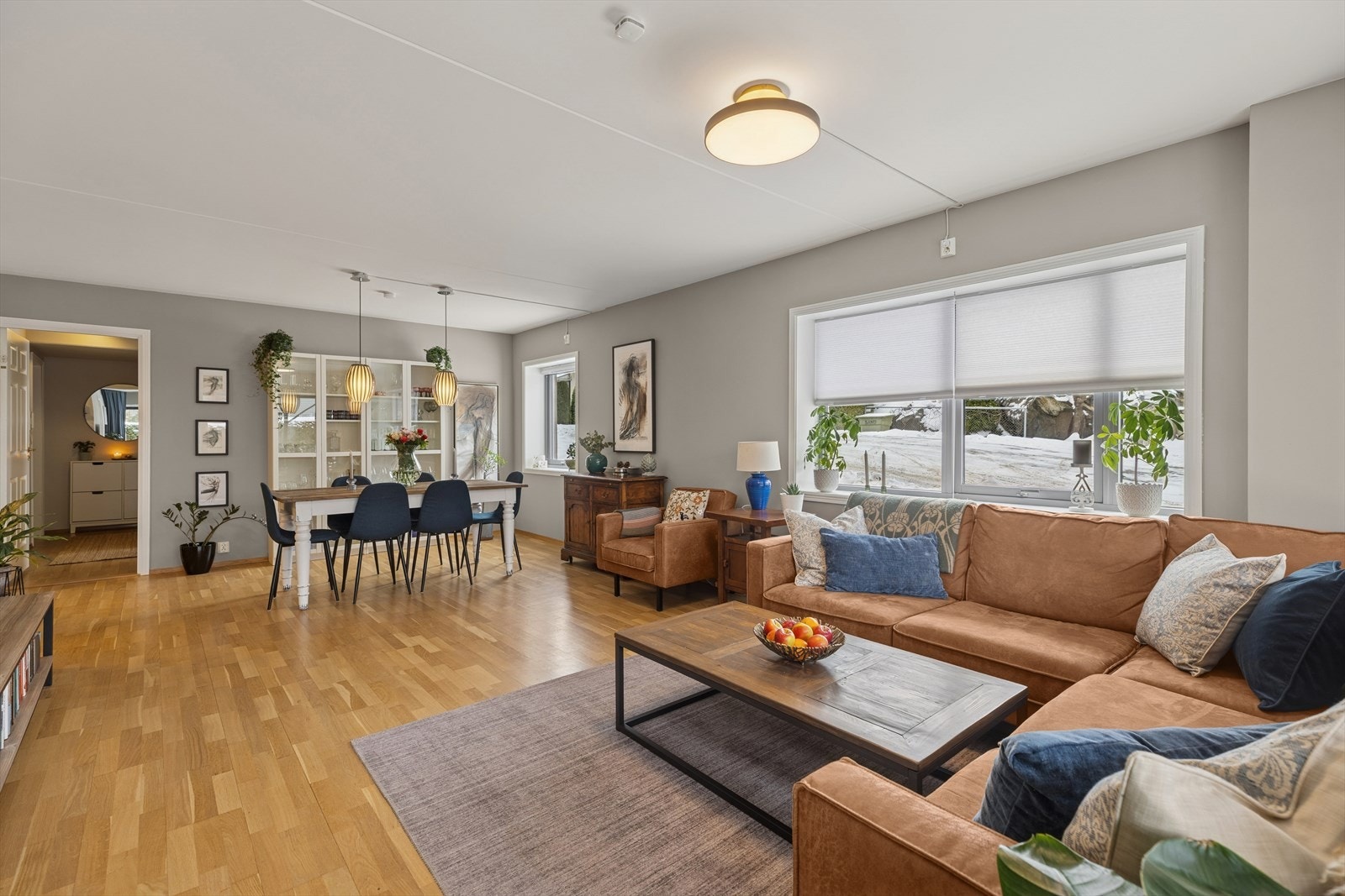 Leiligheten har gode vindusflater som gir rikelig med naturlig dagslys Galleribilde