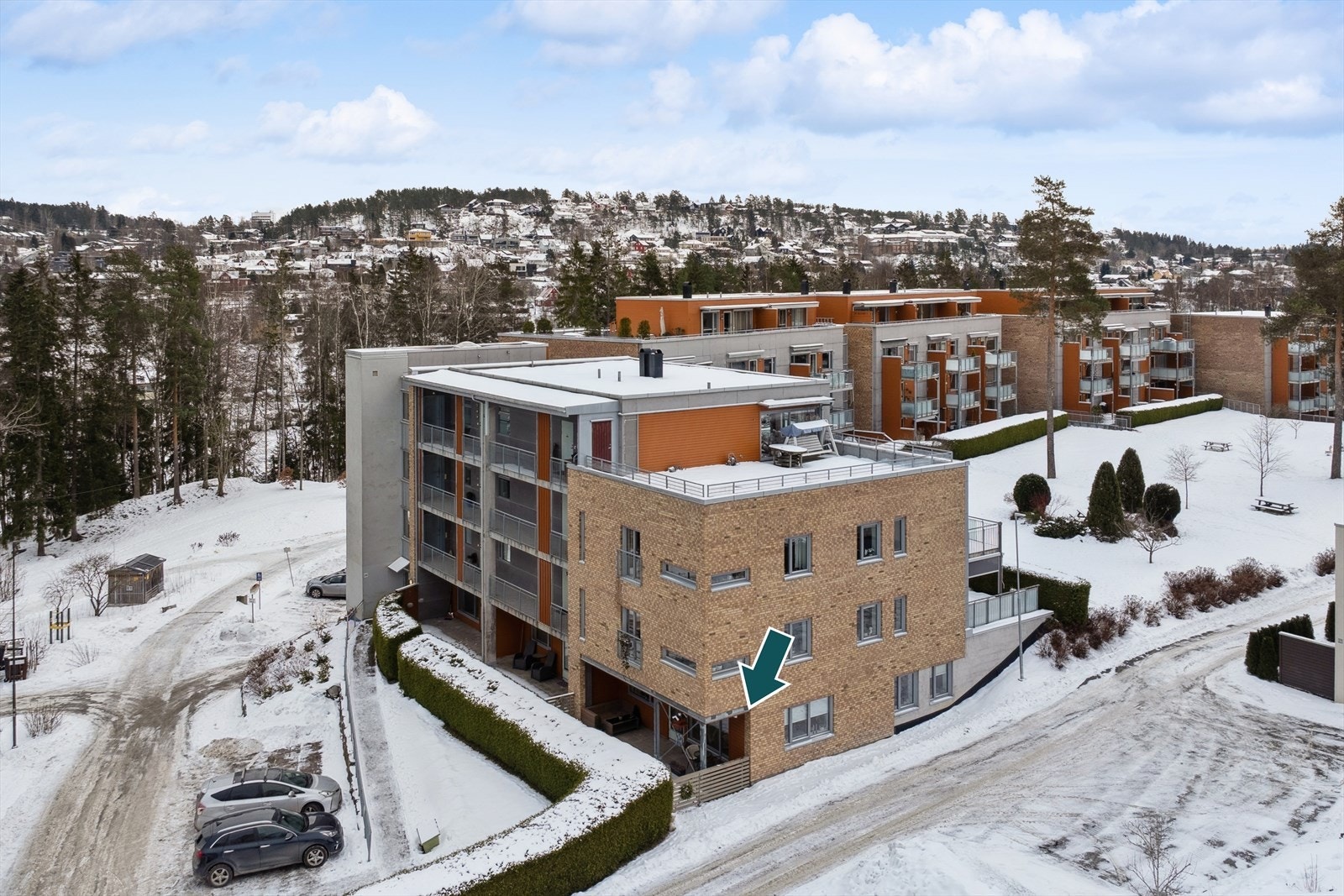 Leiligheten ligger i 1. etasje med hjørnebeliggenhet Galleribilde