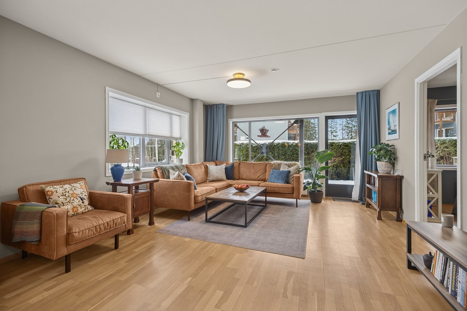 Stor og luftig stue med en planløsning som enkelt lar seg møblere Galleribilde