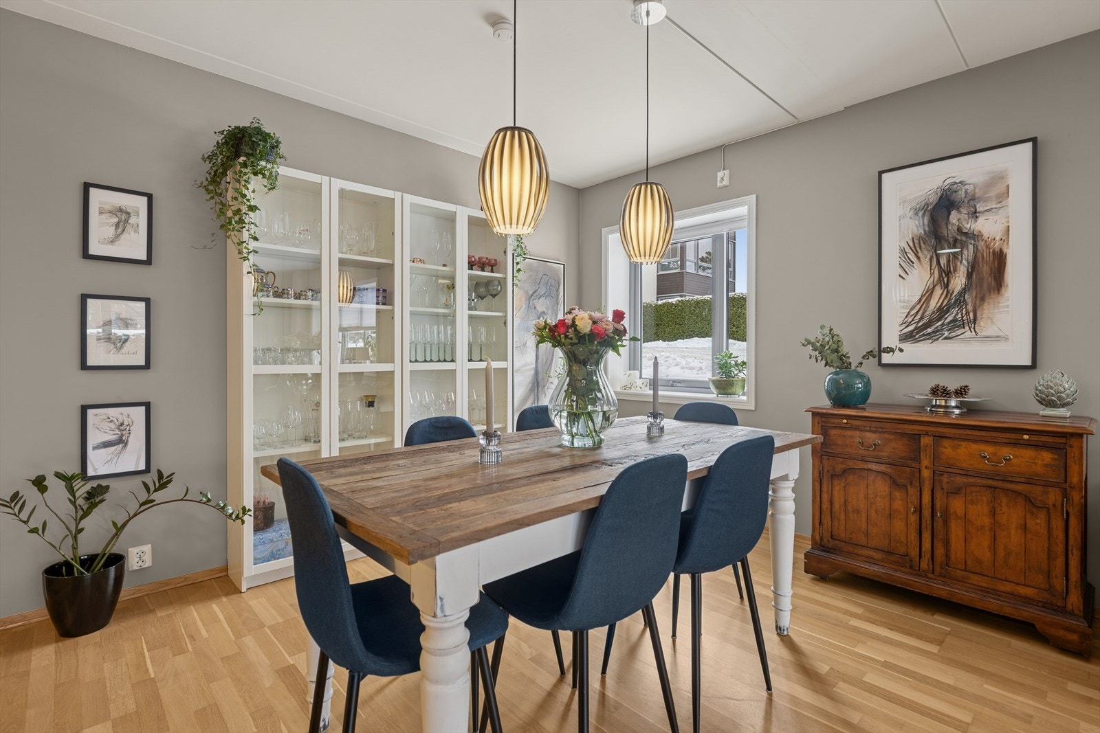 God plass til spisestuebord og tilhørende stoler Galleribilde