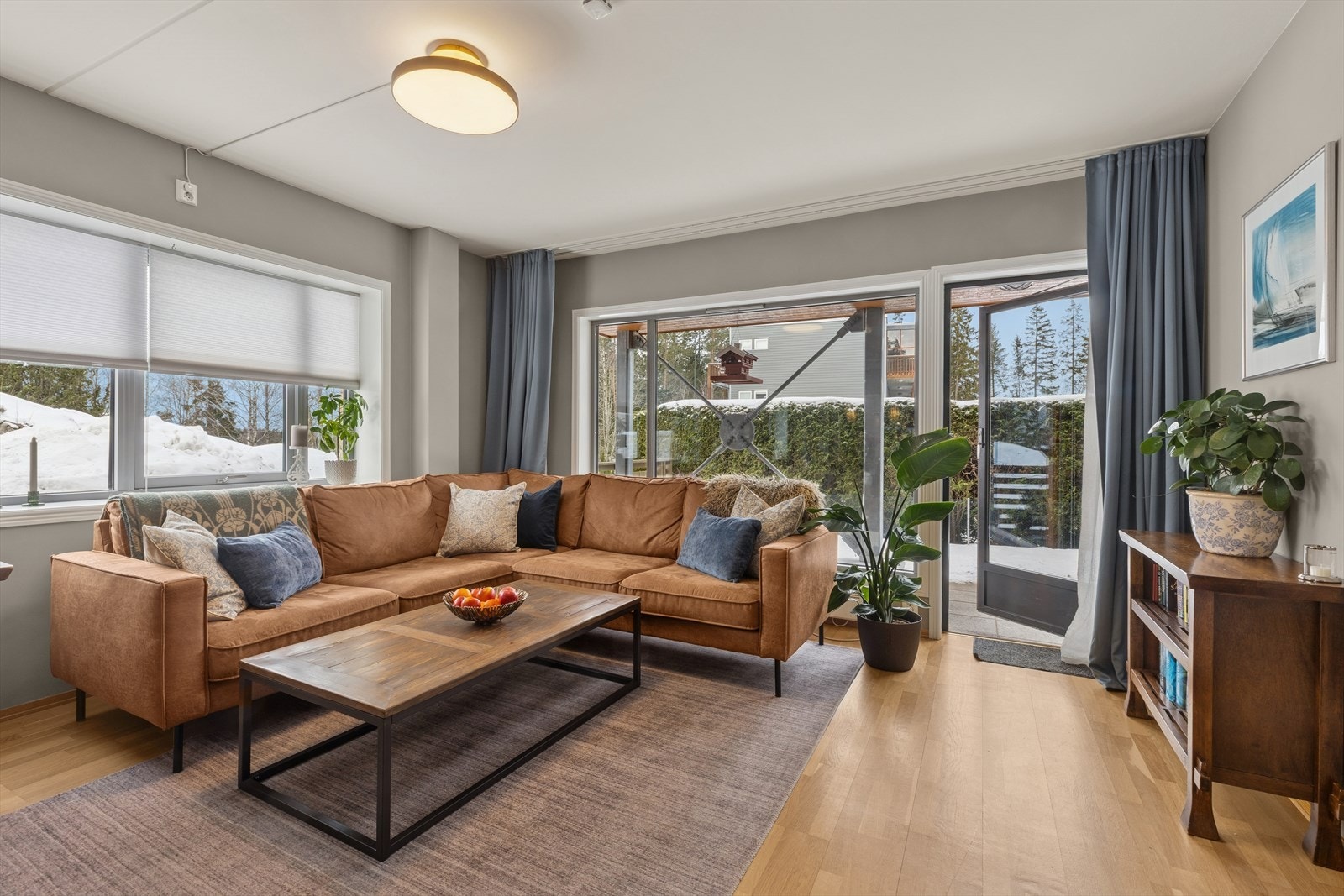 Fra stuen har man direkte utgang til en sydvendt markterrasse og plenarealer Galleribilde