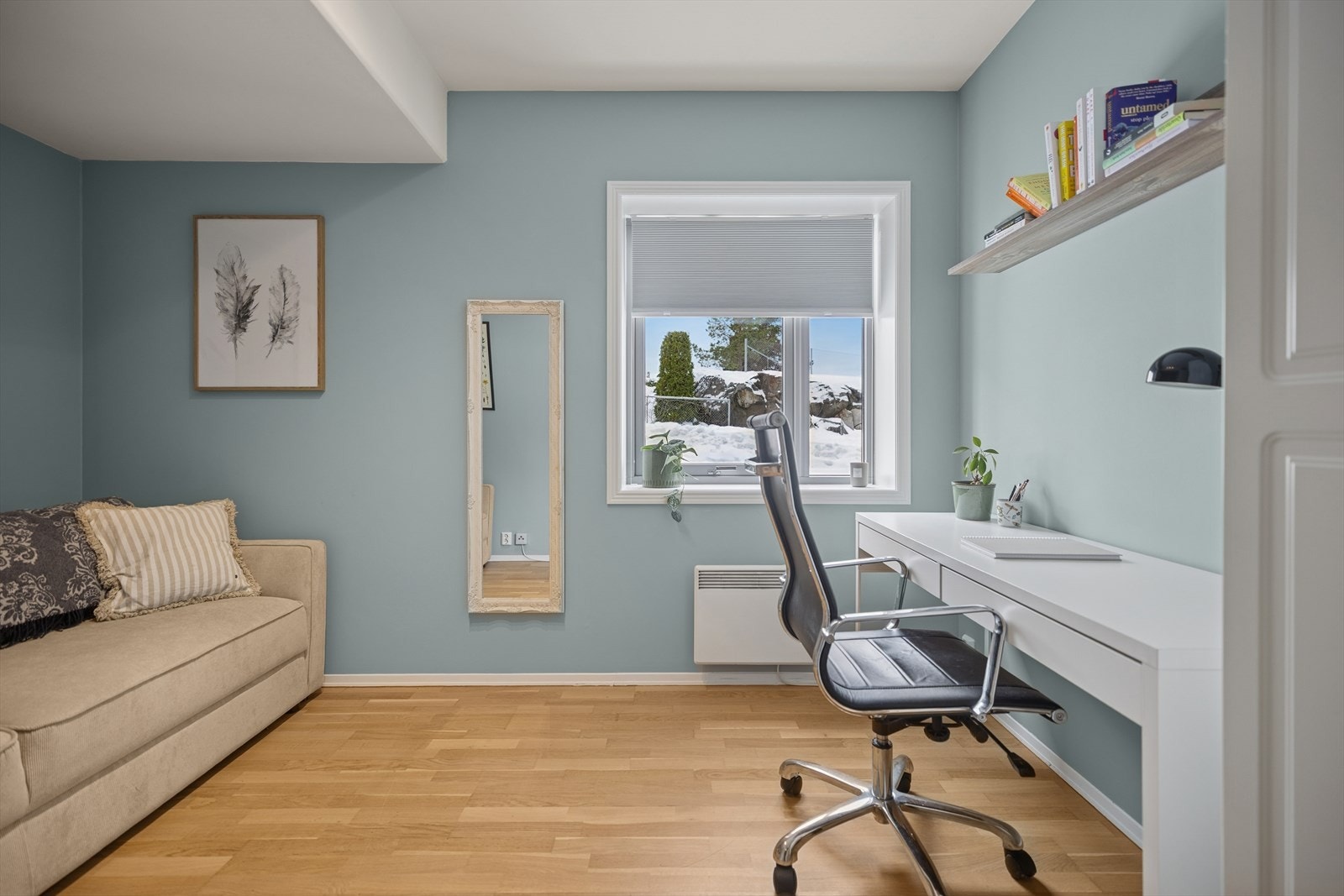 Soverom nr. 2 - dette soverommet er også av god størrelse med plass til både seng og garderobeskap Galleribilde