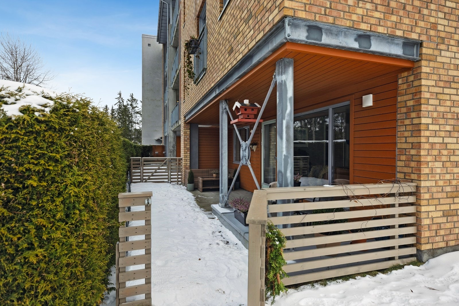 Herlig sydvendt uteplass med markterrasse på ca. 13kvm og gressplen mot hekken Galleribilde