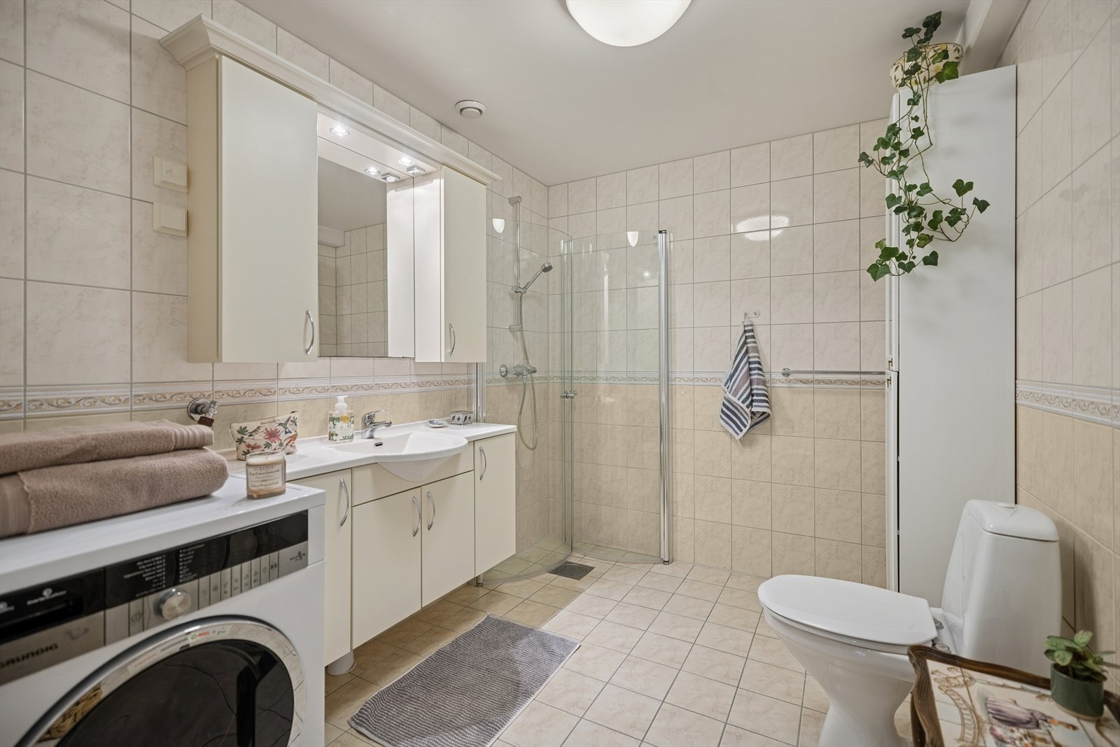 Stort baderom med flislagte gulv- og veggflater - nedstøpte varmekabler i gulv Galleribilde