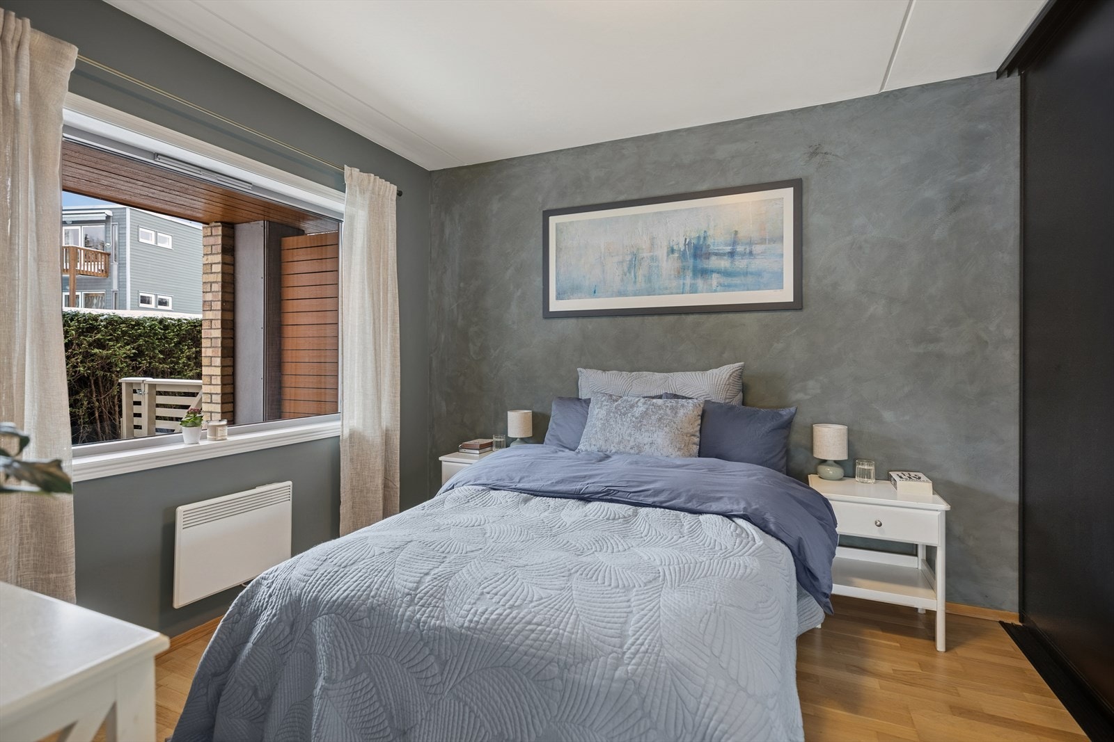 Soverom nr. 1 - Stort soverom med skyvedørsgarderobe levert av Skapnett Galleribilde