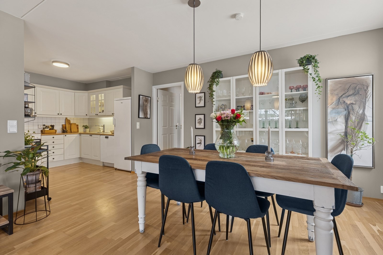 Stor og luftig 3-roms selveier leilighet med nyslipt gulv i 2022 og pene overflater Galleribilde